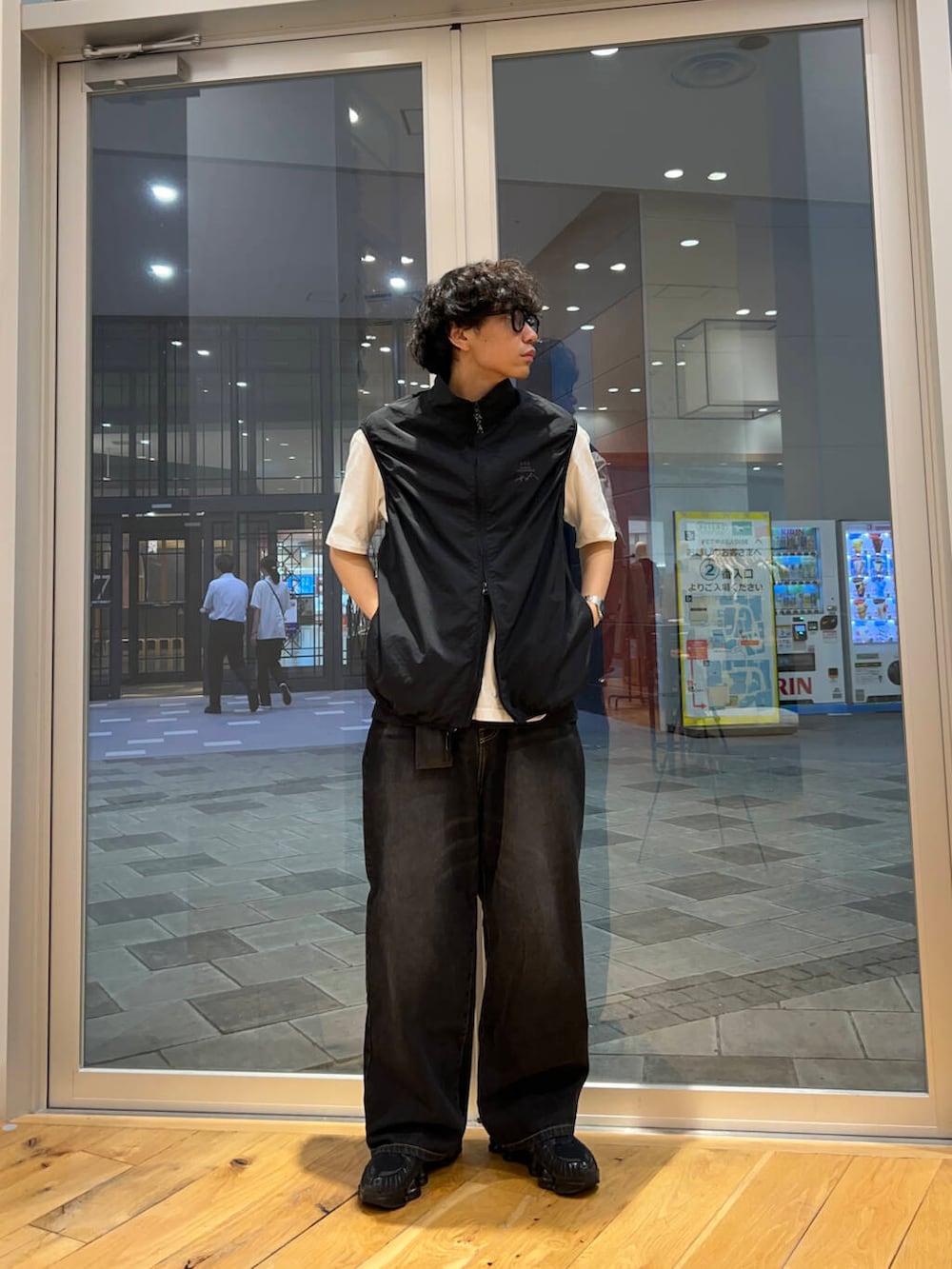 ブラック系のその他アウター、ホワイト系のTシャツ/カットソーを着用したメンズの夏コーディネートの2枚目の写真