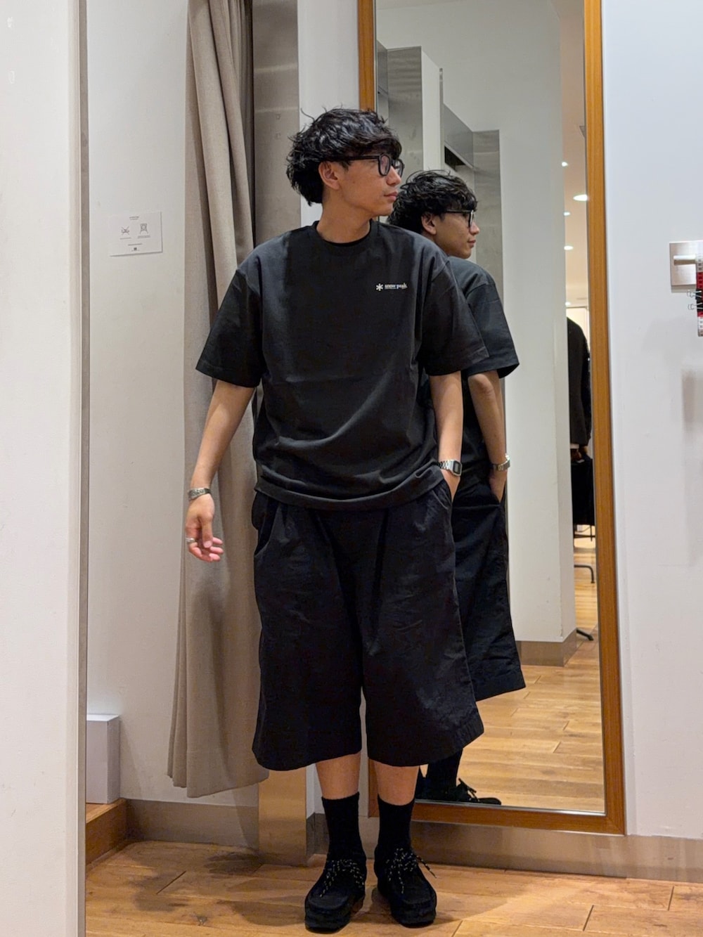 グレー系のTシャツ/カットソー、ブラック系のその他パンツを着用したメンズの夏コーディネートの2枚目の写真