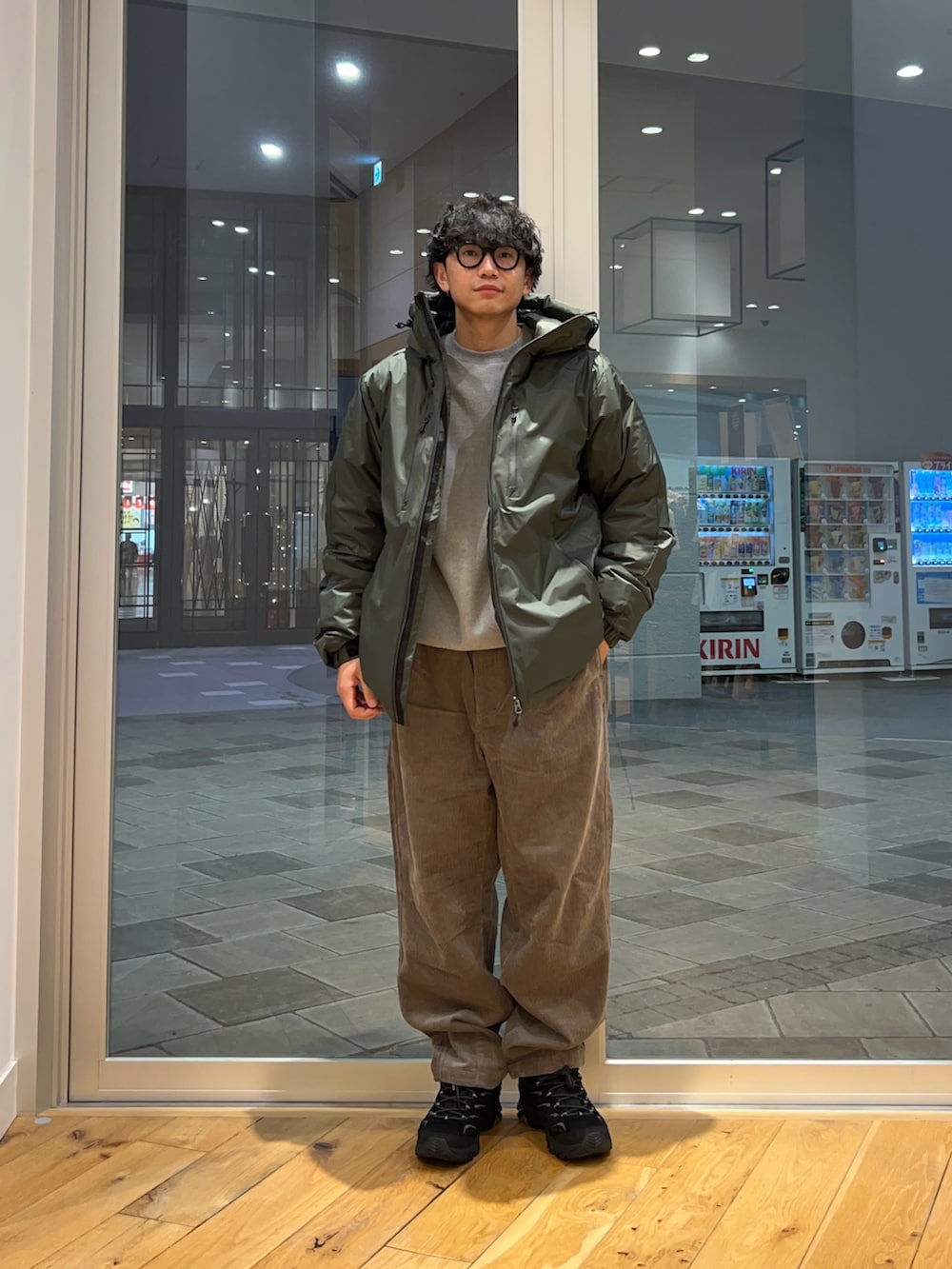 ブラック系のスニーカー、ブラウン系のその他パンツ、グレー系のTシャツ/カットソーを着用したメンズの冬コーディネートの2枚目の写真