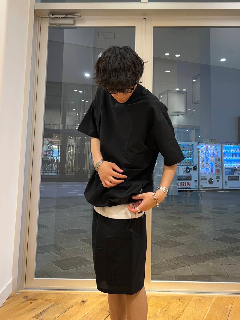 ブラック系のTシャツ/カットソー、ブラック系のその他パンツ、ブラック系のサンダルを着用したメンズの夏コーディネートの2枚目の写真