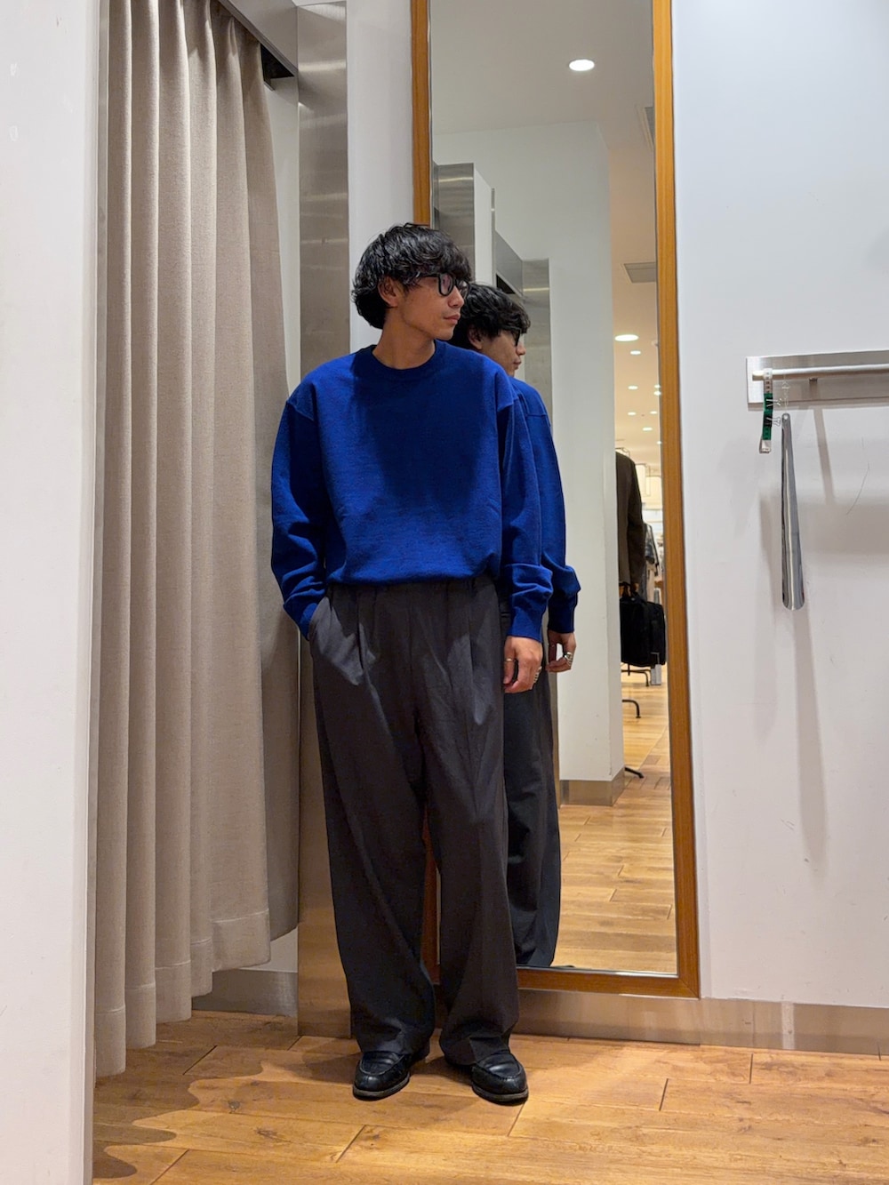 ブルー系のニット/セーター、グレー系のその他パンツを着用したメンズの夏コーディネートの2枚目の写真