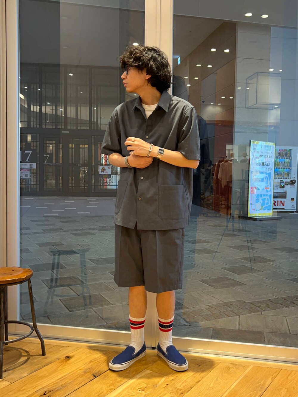 ブルー系のその他パンツ、ブルー系のシャツ/ブラウスを着用したメンズの夏コーディネートの2枚目の写真