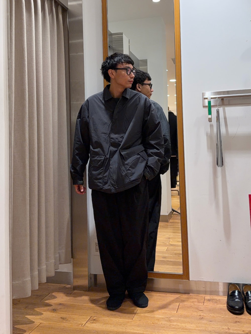 ブラック系のその他パンツ、グレー系のその他アウター、ホワイト系のTシャツ/カットソーを着用したメンズの秋コーディネートの3枚目の写真