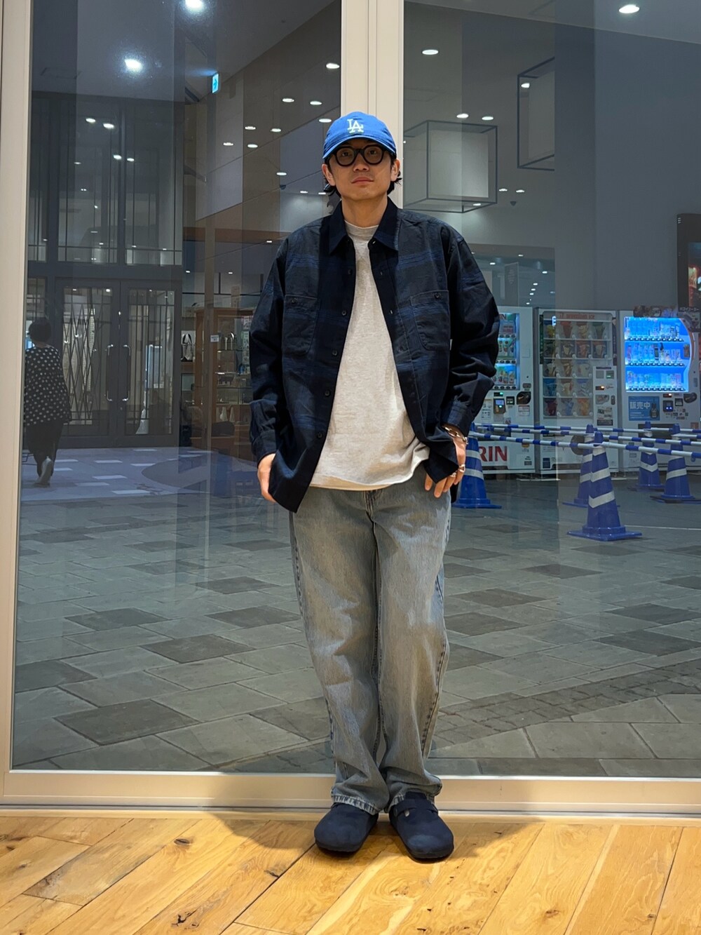 ブルー系のシャツ/ブラウス、ブルー系のデニムパンツ、ブルー系のサンダルを着用したメンズの秋コーディネートの2枚目の写真