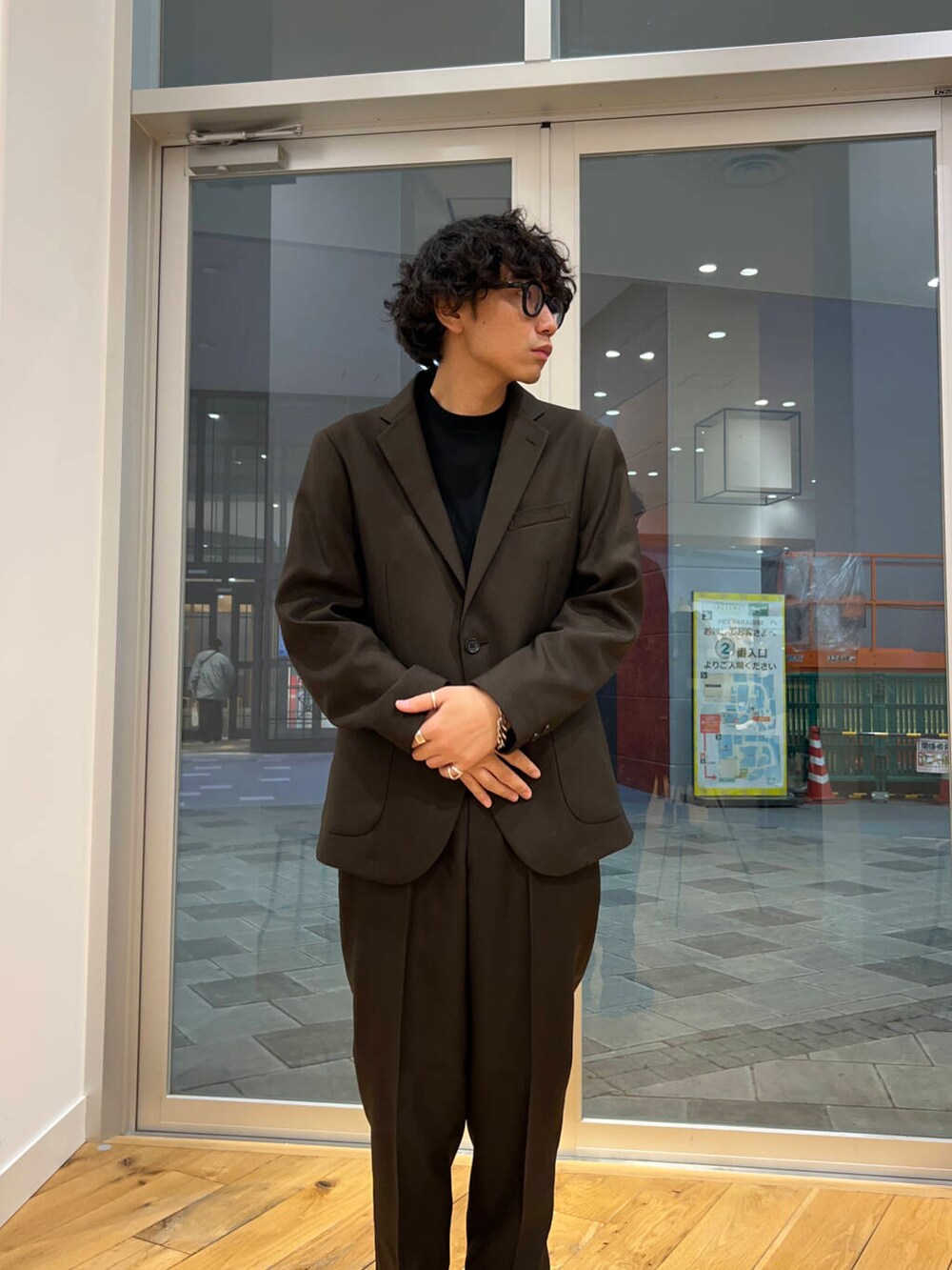ブラック系のドレスシューズ、ブラック系のシャツ/ブラウス、ブラウン系のスーツパンツを着用したメンズの秋コーディネートの3枚目の写真