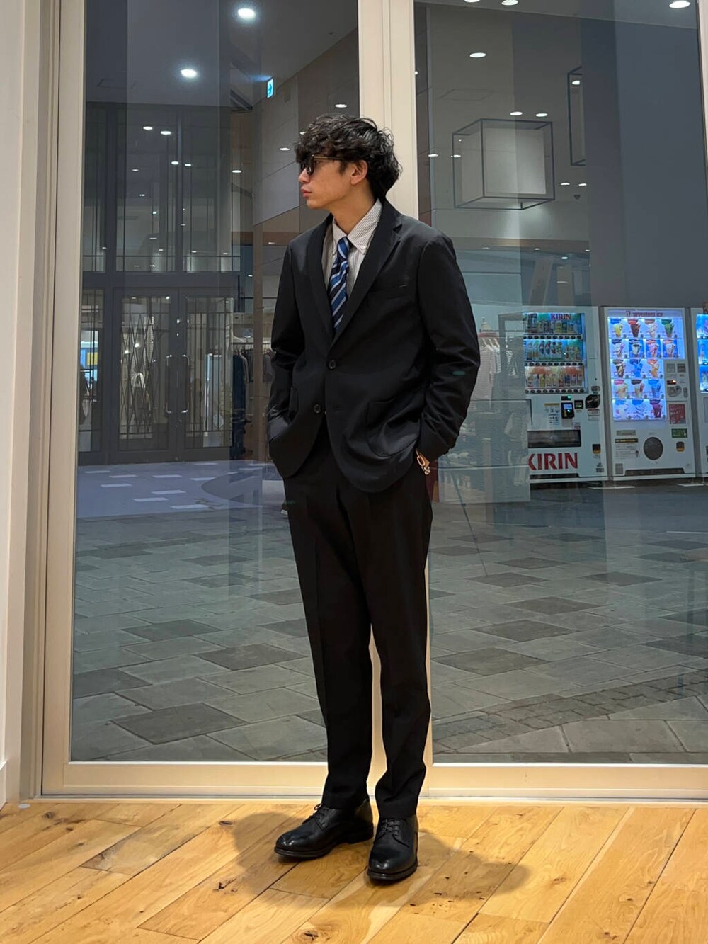 その他のシャツ/ブラウス、ブラック系のドレスシューズ、ブルー系のスーツジャケットを着用したメンズの冬コーディネートの2枚目の写真