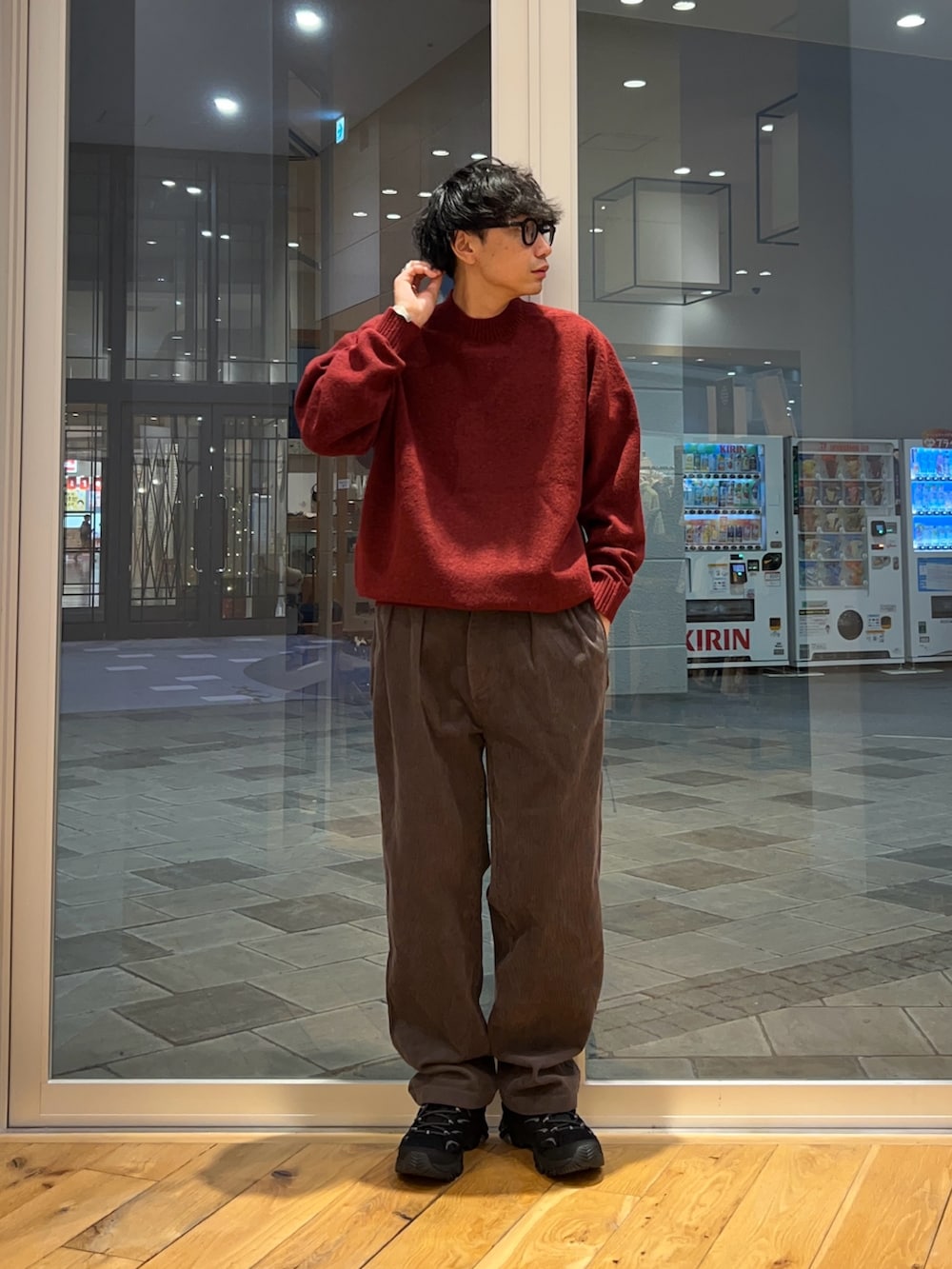 ブラウン系のその他パンツ、レッド系のニット/セーターを着用したメンズの冬コーディネートの2枚目の写真