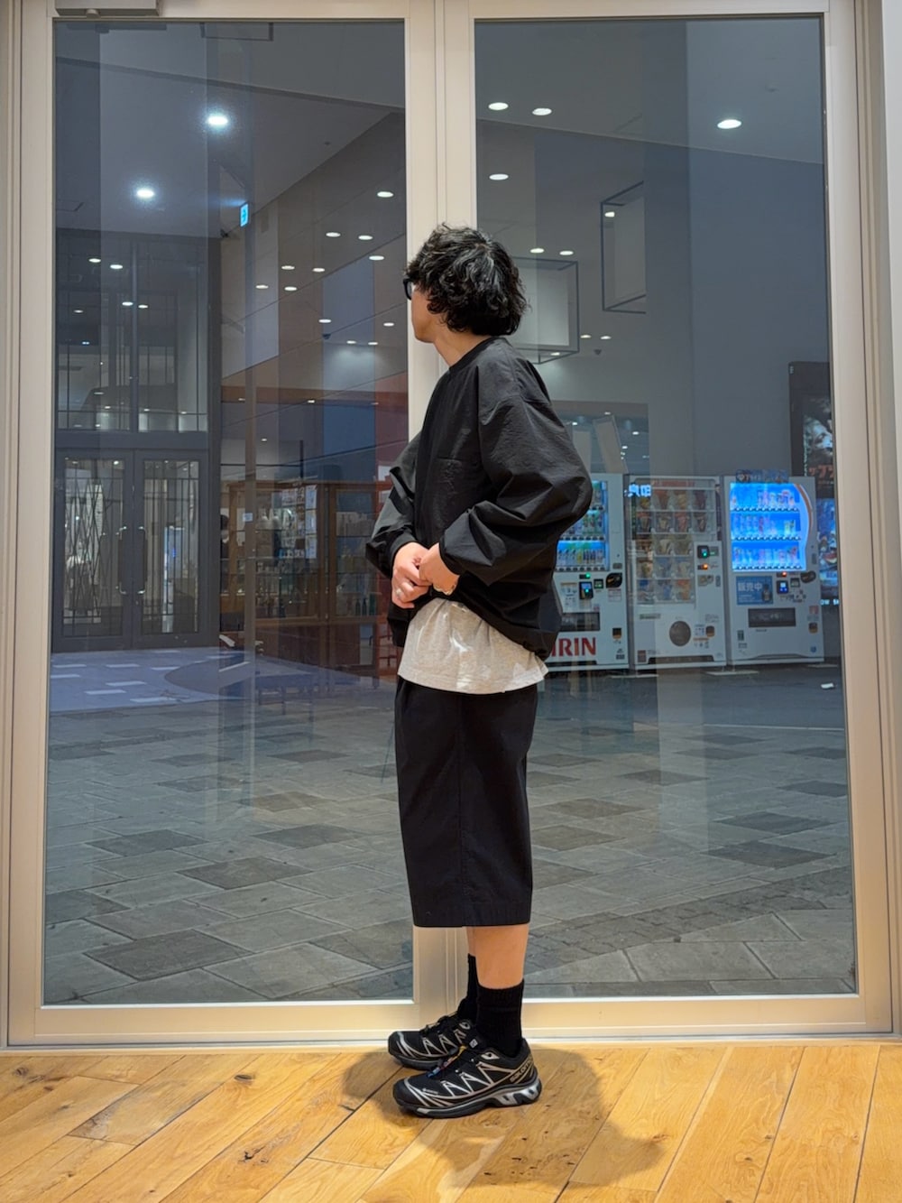 ブラック系のTシャツ/カットソー、ブラック系のその他パンツを着用したメンズの春コーディネートの3枚目の写真