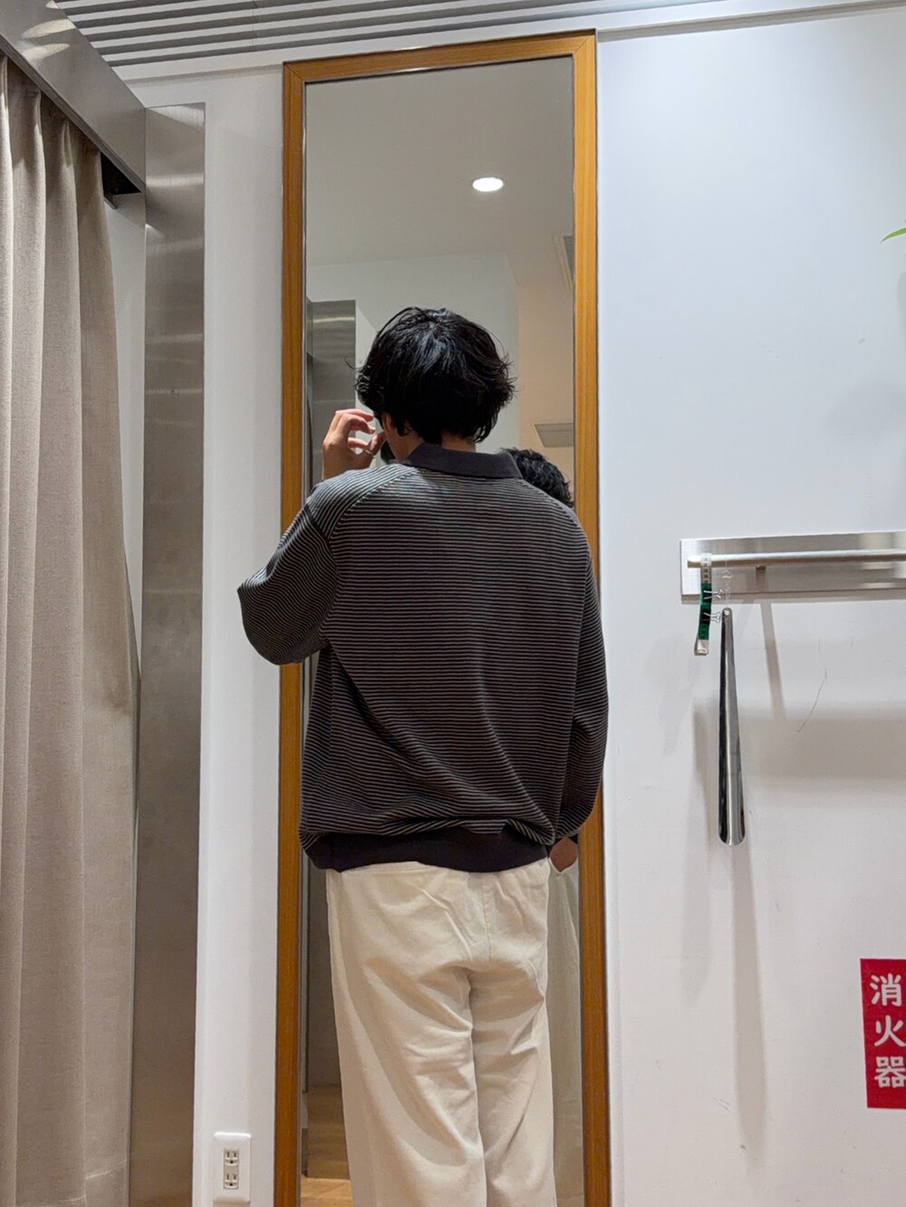 グレー系のニット/セーターを着用したメンズの秋コーディネートの2枚目の写真