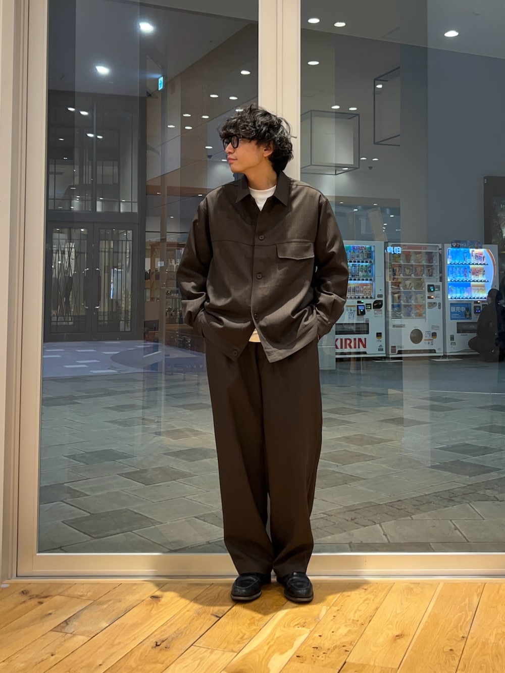 ブラウン系のその他パンツ、ホワイト系のTシャツ/カットソー、ブラウン系のその他アウターを着用したメンズの春コーディネートの2枚目の写真