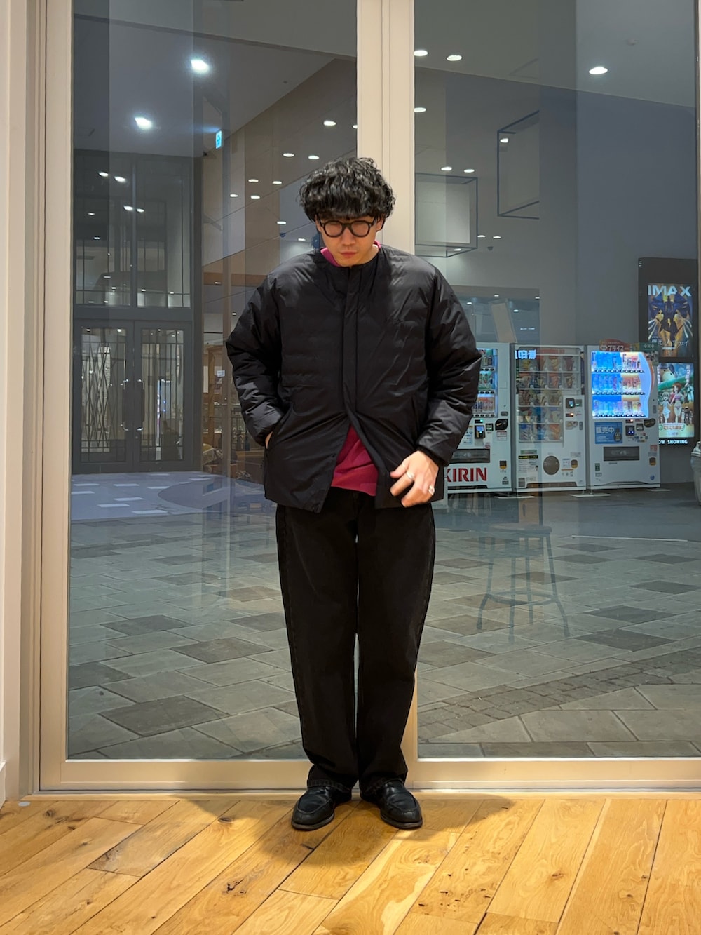 パープル系のスウェット、ブラック系のデニムパンツを着用したメンズの冬コーディネートの2枚目の写真