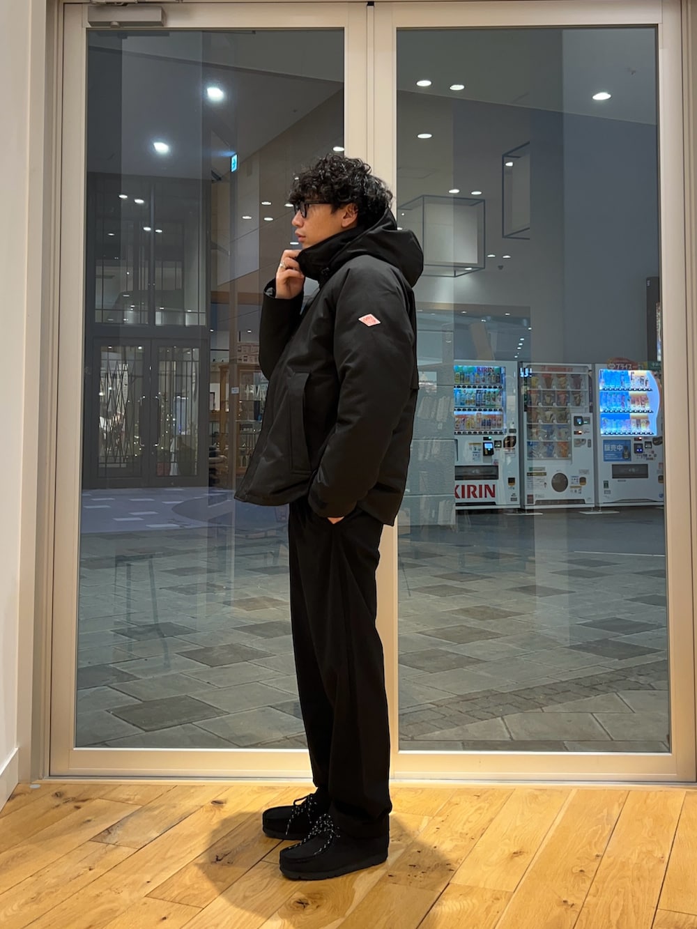 ブルー系のその他アウター、ブラック系のその他パンツ、ブラック系のニット/セーターを着用したメンズの冬コーディネートの3枚目の写真