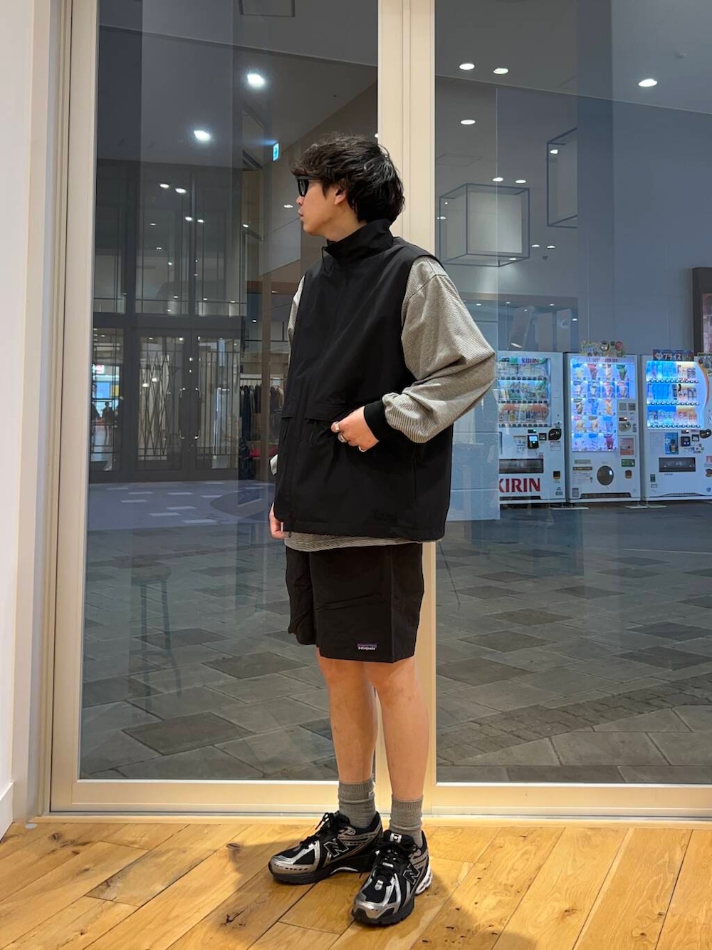 ブラック系のTシャツ/カットソー、ブラック系のその他アウターを着用したメンズの春コーディネートの2枚目の写真