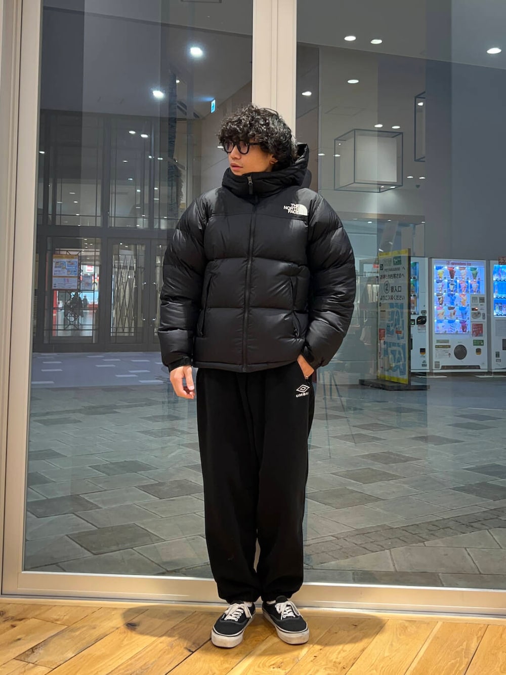 ブラック系のその他パンツ、グレー系のニット/セーター、ブラック系のその他アウターを着用したメンズの冬コーディネートの3枚目の写真