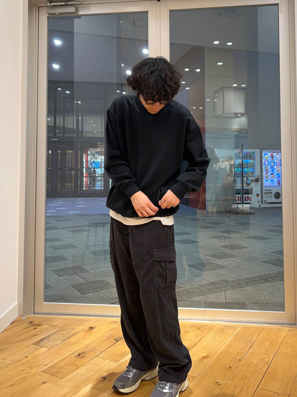 ブラック系のスウェット、グレー系のスニーカー、グレー系のその他パンツを着用したメンズの秋コーディネートの2枚目の写真