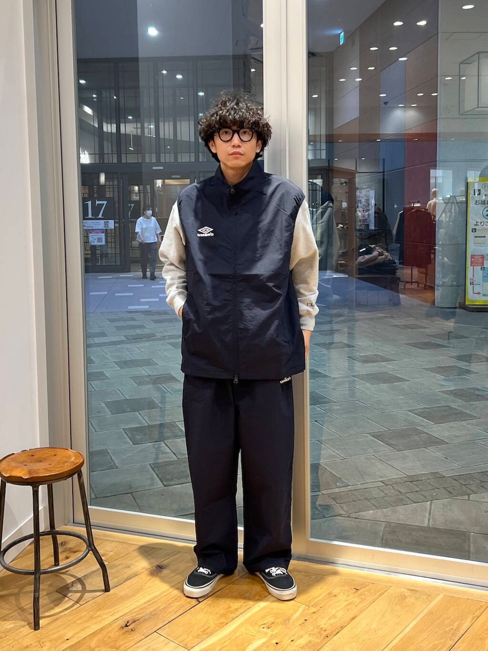 グレー系のスウェット、ブルー系のその他パンツ、ブルー系のベストを着用したメンズの秋コーディネートの2枚目の写真