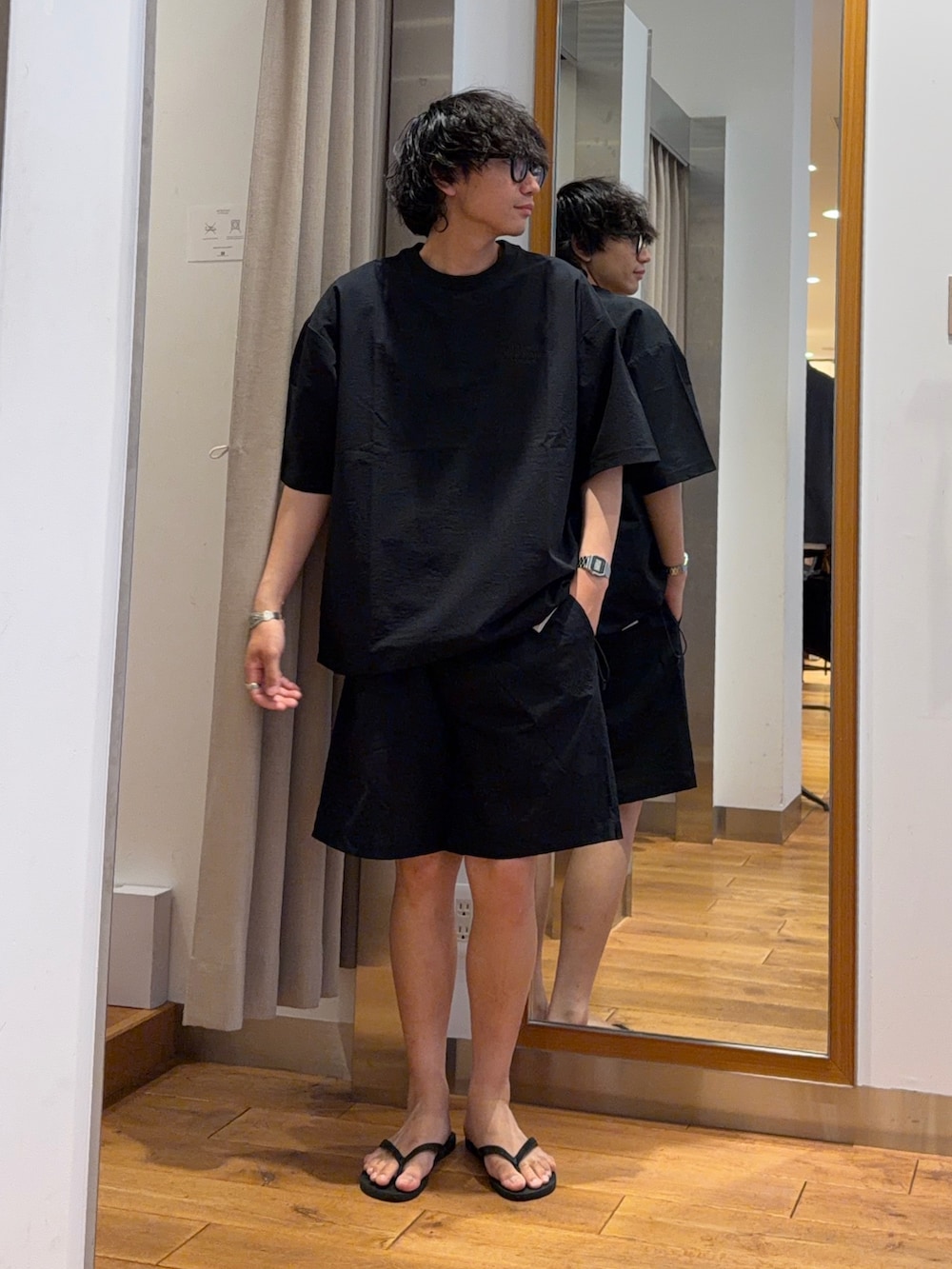 ブラック系のTシャツ/カットソー、ブラック系のその他パンツを着用したメンズの夏コーディネートの2枚目の写真