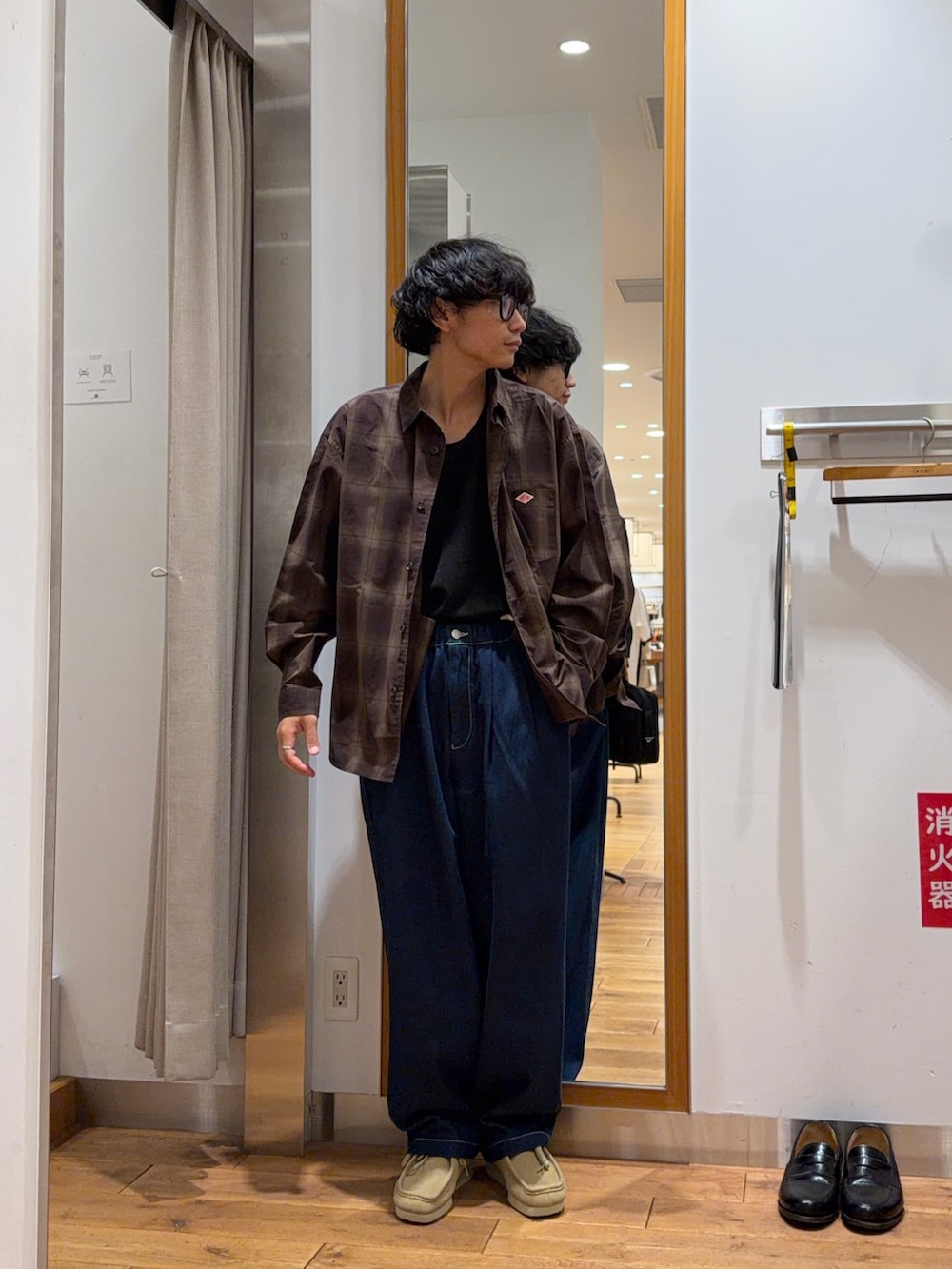 ブルー系のその他パンツ、ブラウン系のシャツ/ブラウス、ベージュ系のブーツを着用したメンズの夏コーディネートの2枚目の写真