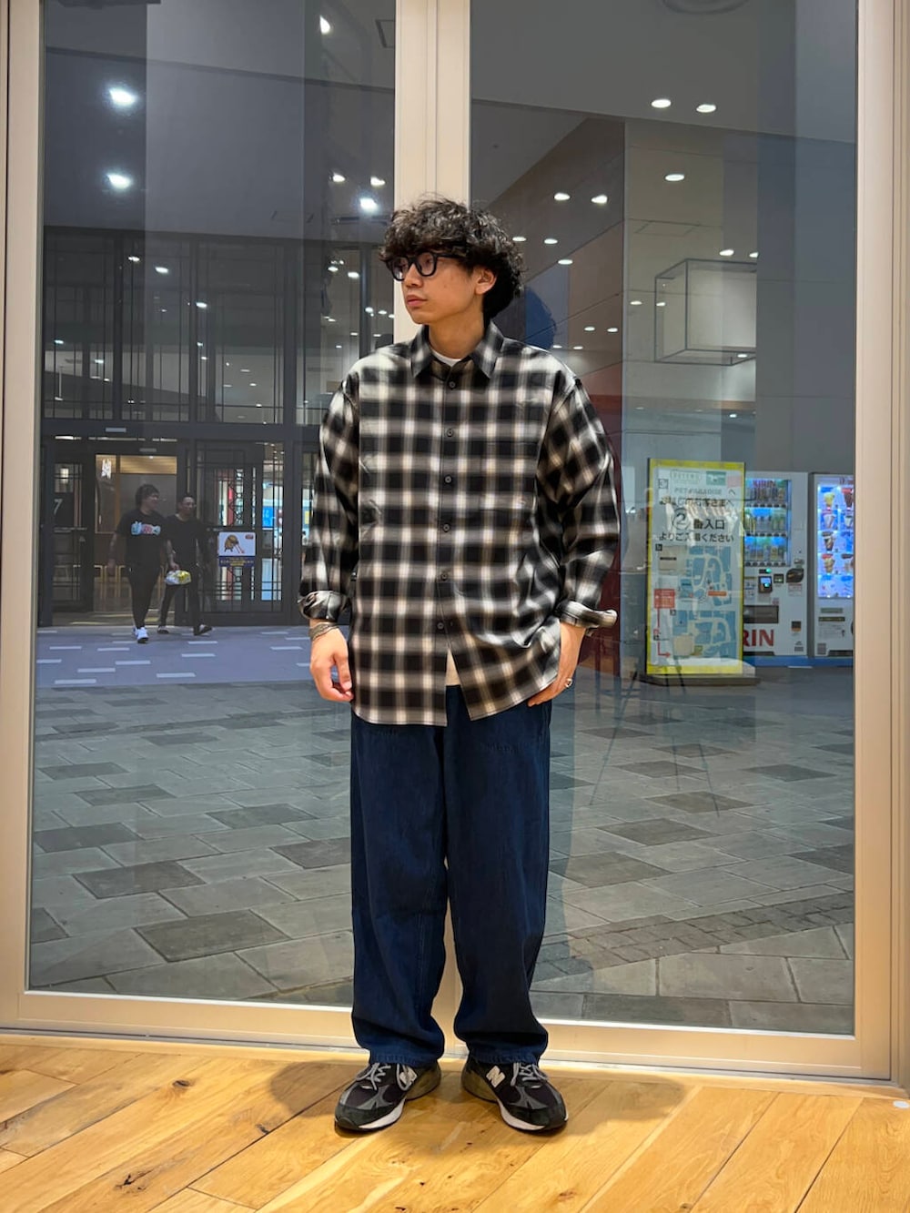 ブルー系のデニムパンツ、ブラック系のシャツ/ブラウス、ホワイト系のTシャツ/カットソーを着用したメンズの秋コーディネートの2枚目の写真