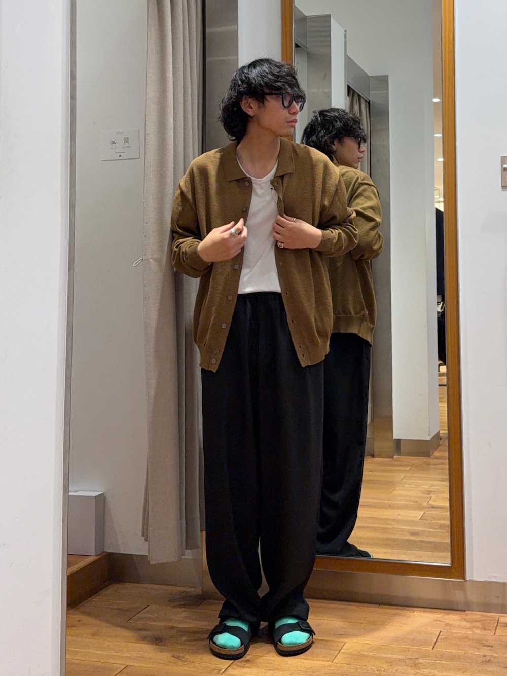 ブラウン系のカーディガン/ボレロ、ブラック系のその他パンツ、ブラック系のサンダルを着用したメンズの夏コーディネートの2枚目の写真