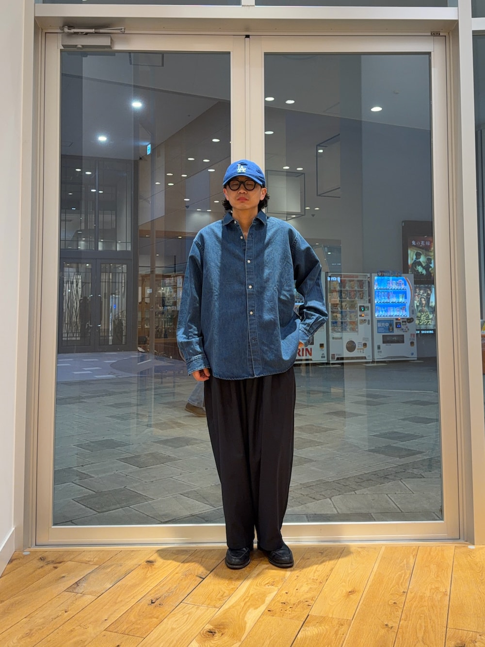 ブルー系のシャツ/ブラウス、ブルー系のその他パンツを着用したメンズの春コーディネートの3枚目の写真