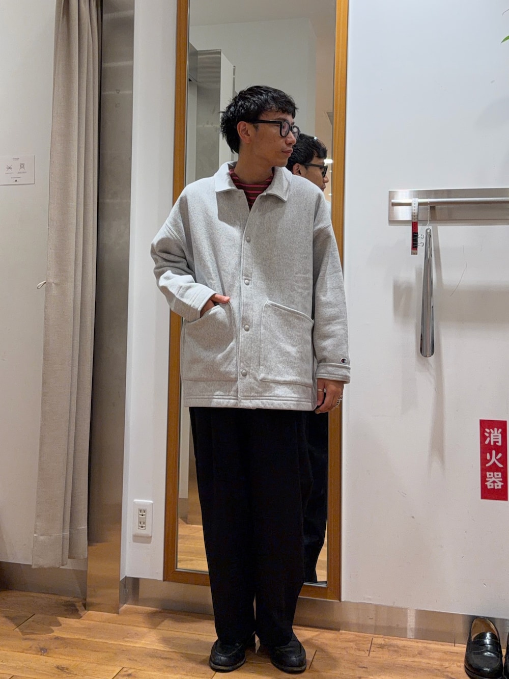 ブラウン系のTシャツ/カットソー、グレー系のその他アウターを着用したメンズの秋コーディネートの2枚目の写真