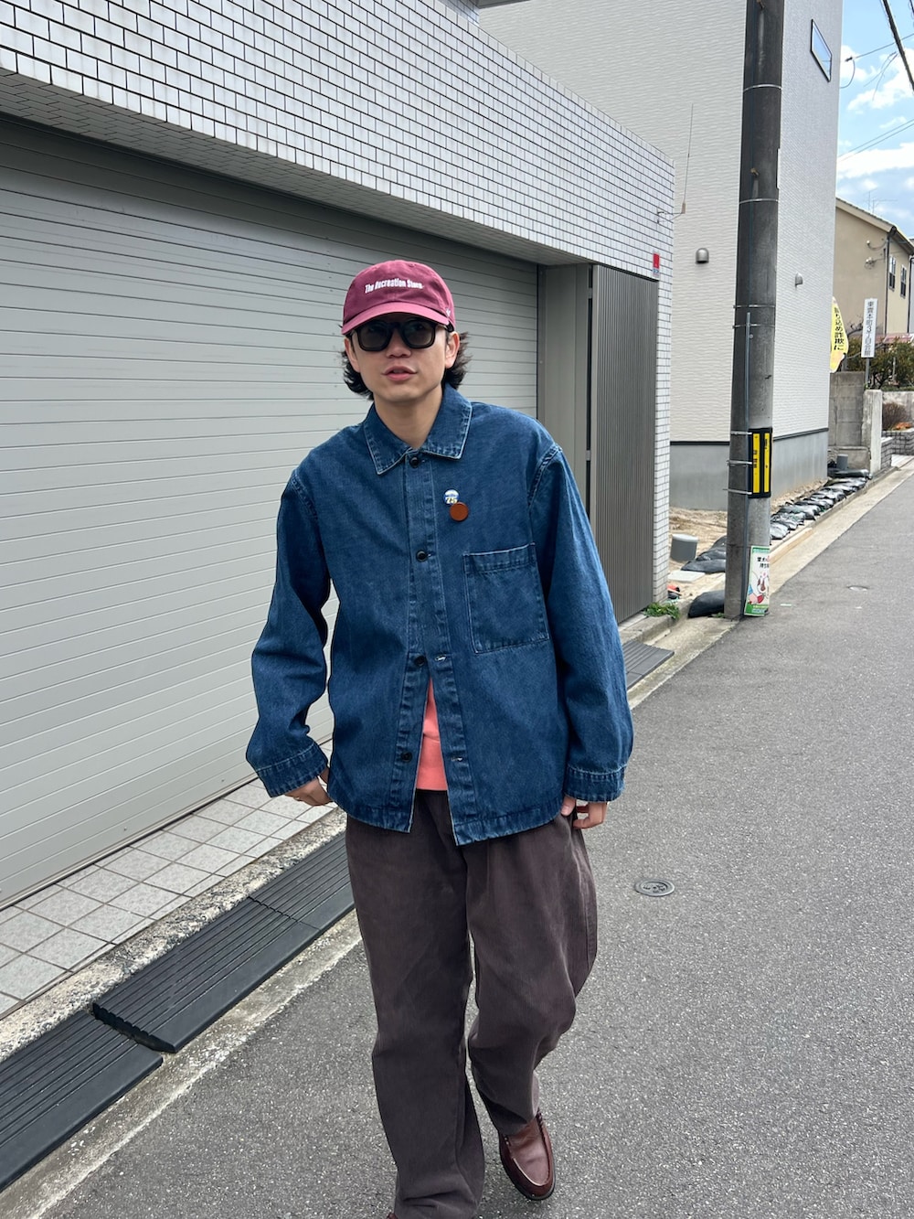 ブルー系のカバーオールを着用したメンズの春コーディネートの2枚目の写真