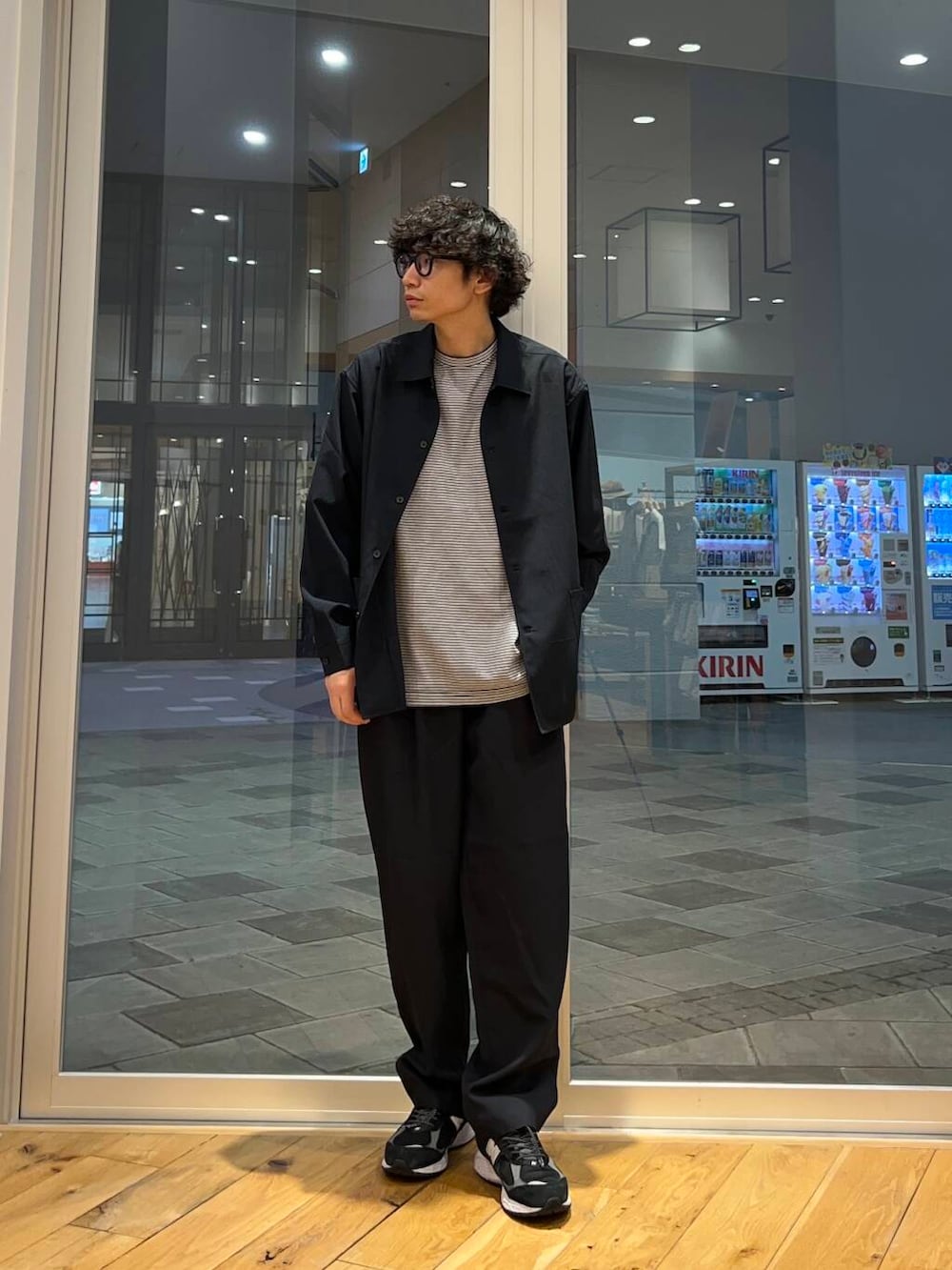 ブルー系のその他パンツ、ブルー系のシャツ/ブラウス、ブラック系のTシャツ/カットソーを着用したメンズの春コーディネートの2枚目の写真