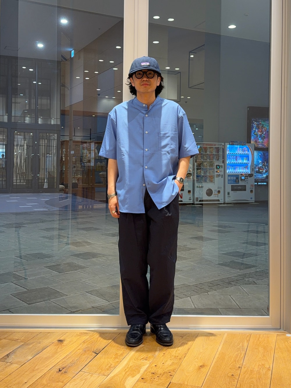 ブルー系のシャツ/ブラウス、ブルー系のその他パンツ、ブラック系のタンクトップを着用したメンズの春コーディネートの2枚目の写真