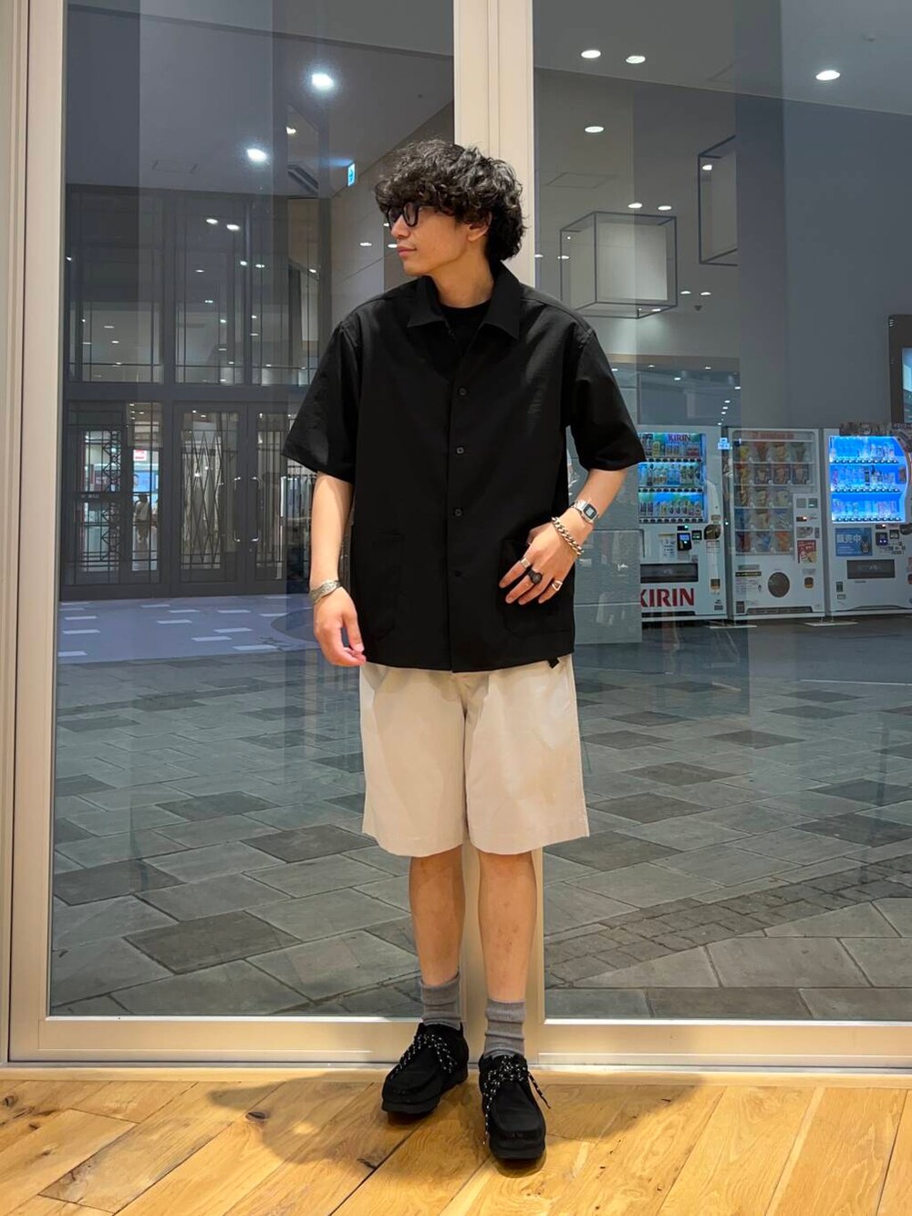 ブラック系のシャツ/ブラウス、グレー系のその他パンツ、ブラック系のTシャツ/カットソーを着用したメンズの夏コーディネートの2枚目の写真