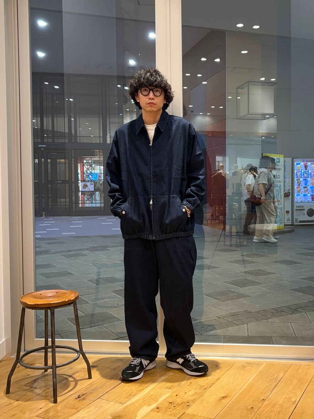 ホワイト系のTシャツ/カットソー、ブルー系のデニムパンツ、ブルー系のデニムジャケットを着用したメンズの夏コーディネートの3枚目の写真