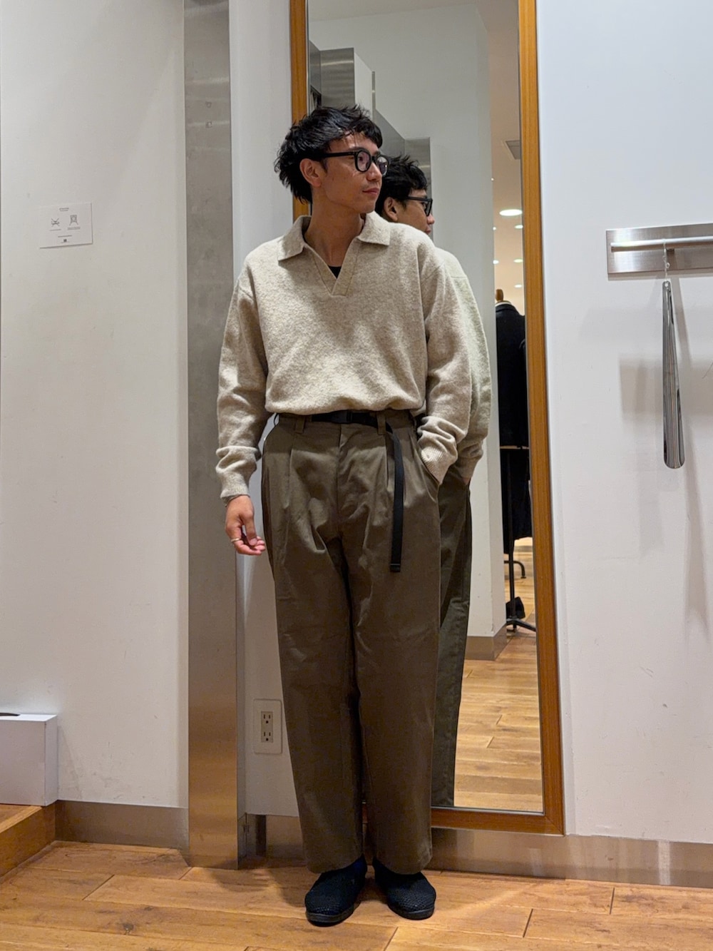 ベージュ系のニット/セーター、ブラウン系のその他パンツを着用したメンズの秋コーディネートの2枚目の写真