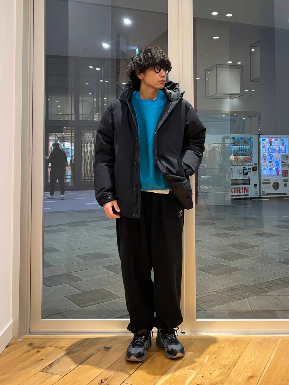 ブルー系のスウェット、ブラック系のその他パンツ、ブルー系のダウンジャケット/コートを着用したメンズの冬コーディネートの2枚目の写真