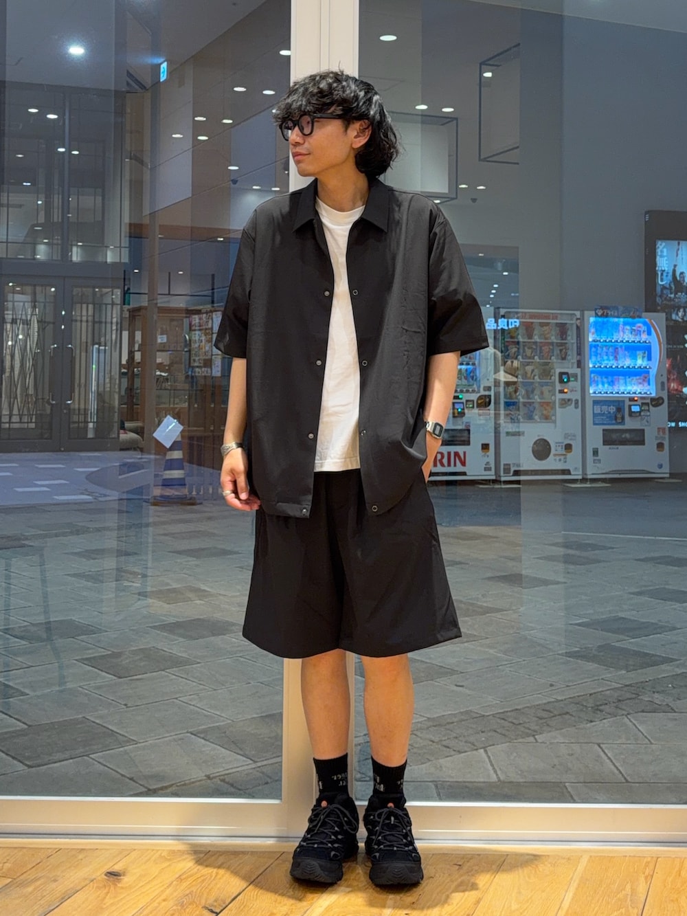 ブラック系のカーディガン/ボレロ、ブラック系のその他パンツを着用したメンズの春コーディネートの2枚目の写真