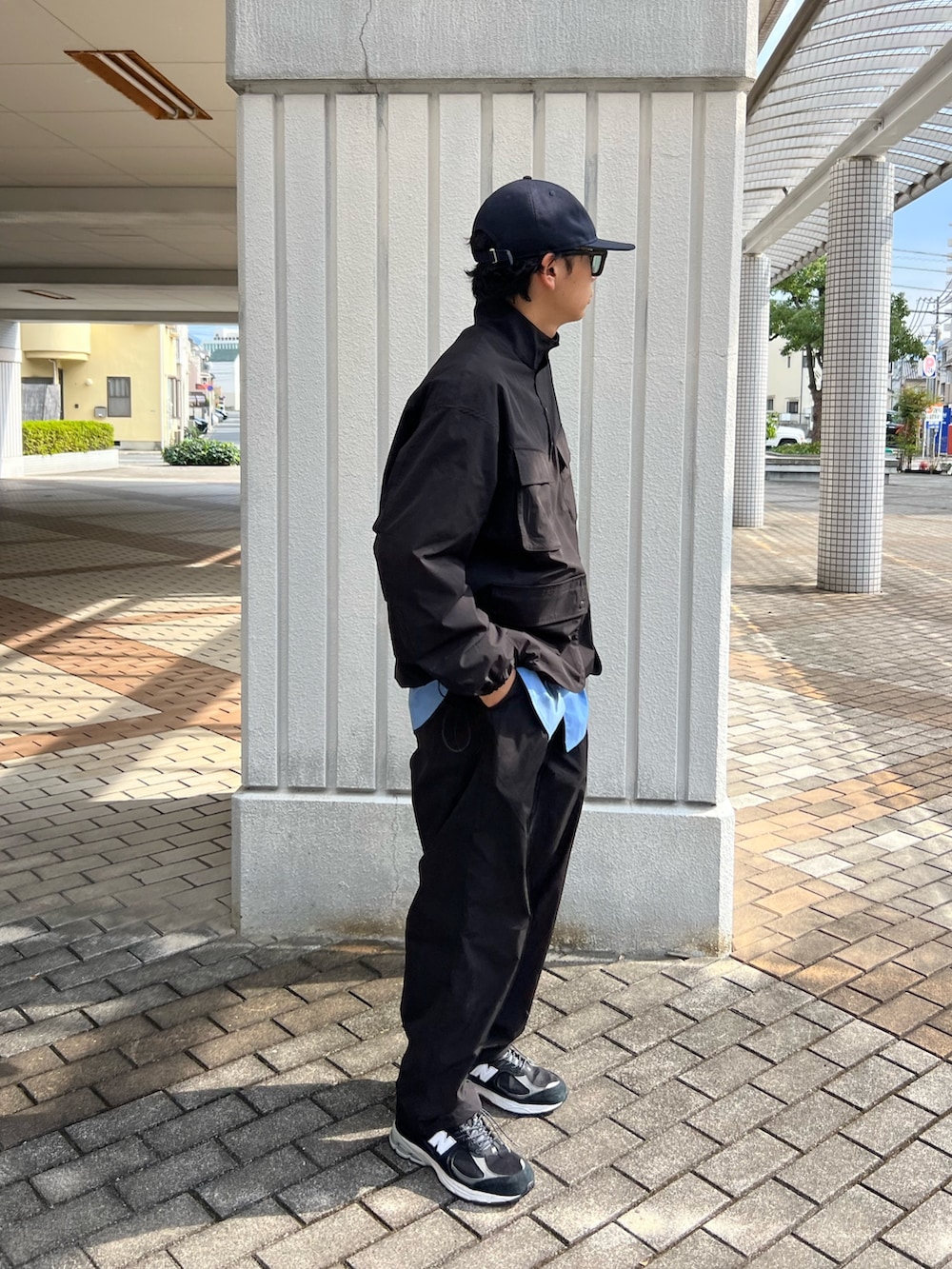 ブラック系のその他トップス、ブラック系のその他パンツを着用したメンズの秋コーディネートの3枚目の写真