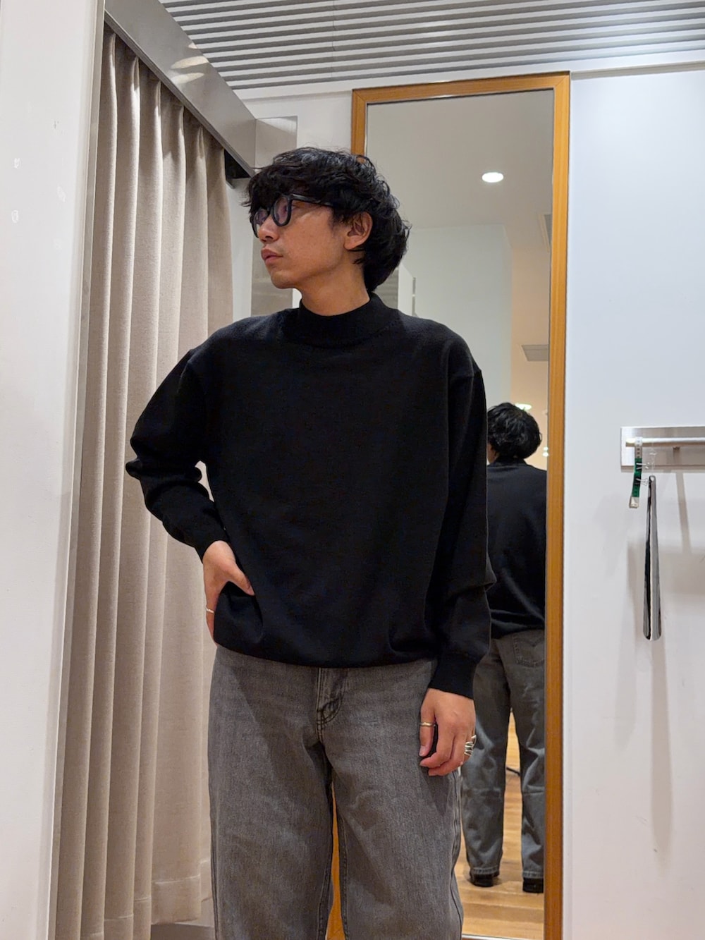 ブラック系のニット/セーター、ブラック系のデニムパンツを着用したメンズの秋コーディネートの2枚目の写真