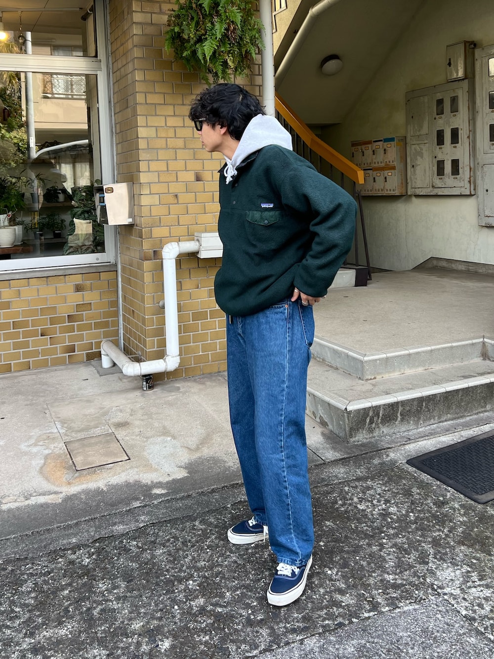 ブルー系のデニムパンツ、グレー系のパーカーを着用したメンズの冬コーディネートの2枚目の写真