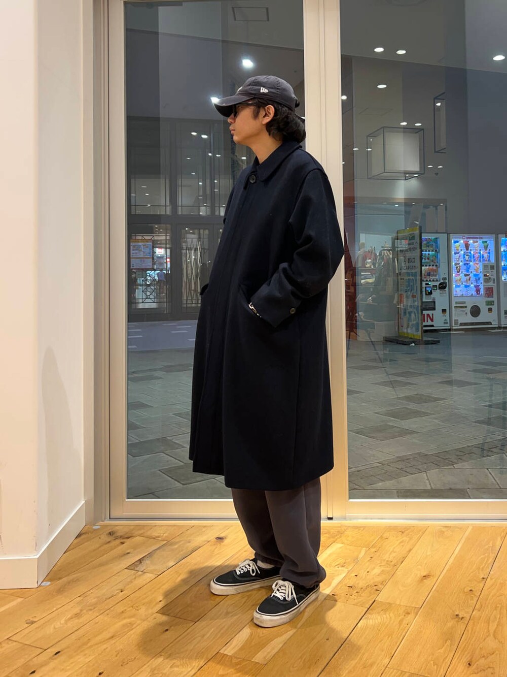 ブルー系のその他アウター、グレー系のその他パンツ、ブルー系のニット/セーターを着用したメンズの冬コーディネートの4枚目の写真