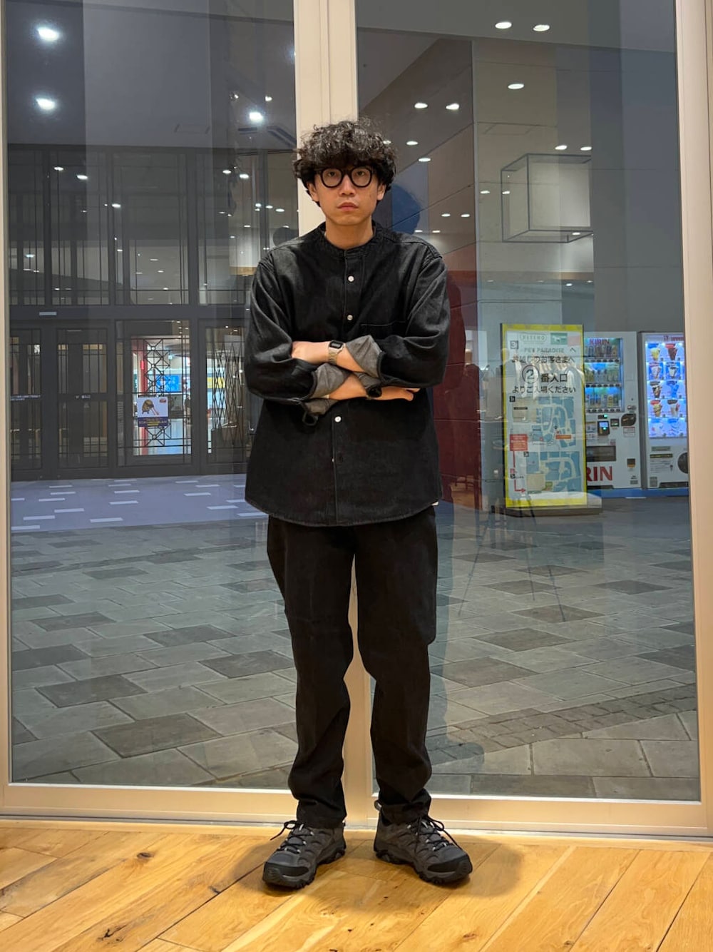 ブラック系のシャツ/ブラウス、ホワイト系のTシャツ/カットソー、ブラック系のデニムパンツを着用したメンズの夏コーディネートの2枚目の写真