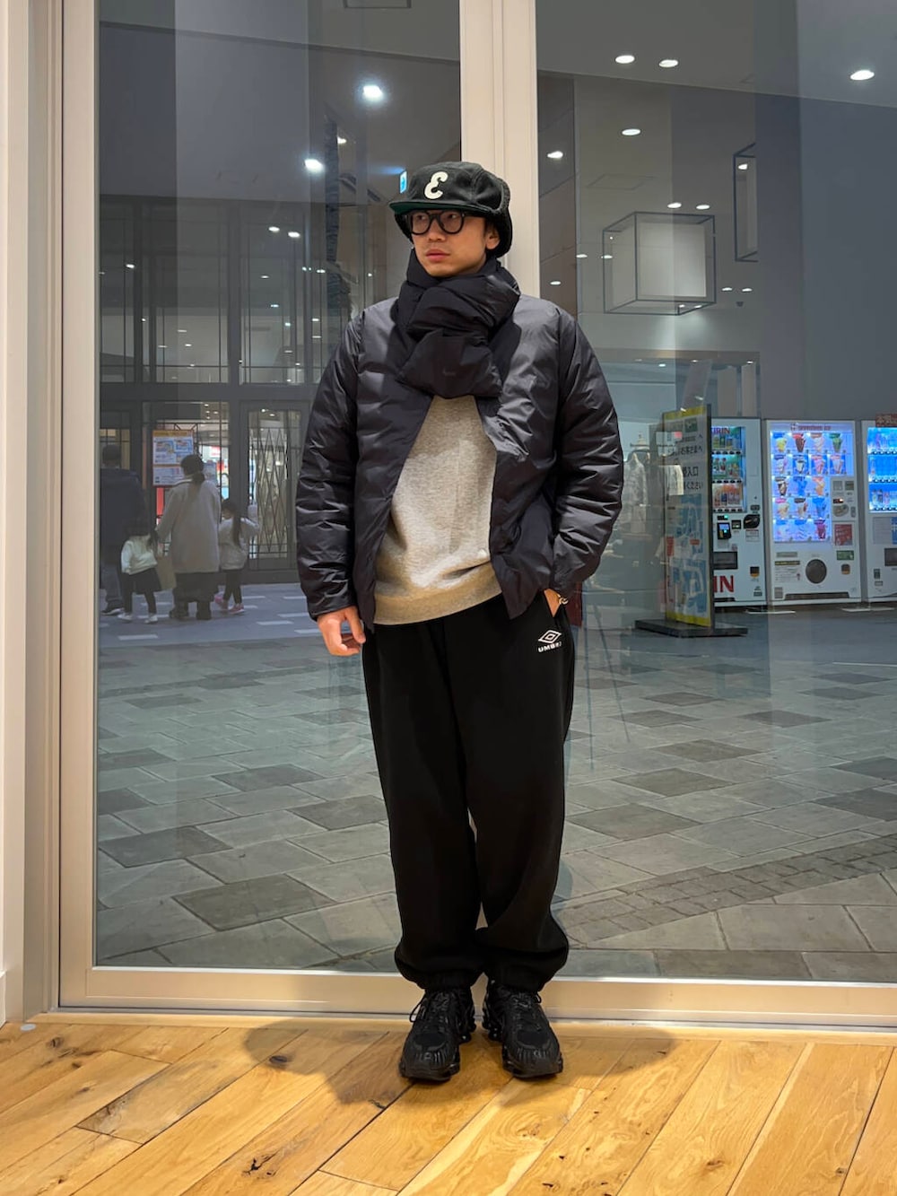 ブラック系のダウンジャケット/コート、グレー系のスウェット、ブラック系のその他パンツを着用したメンズの冬コーディネートの4枚目の写真