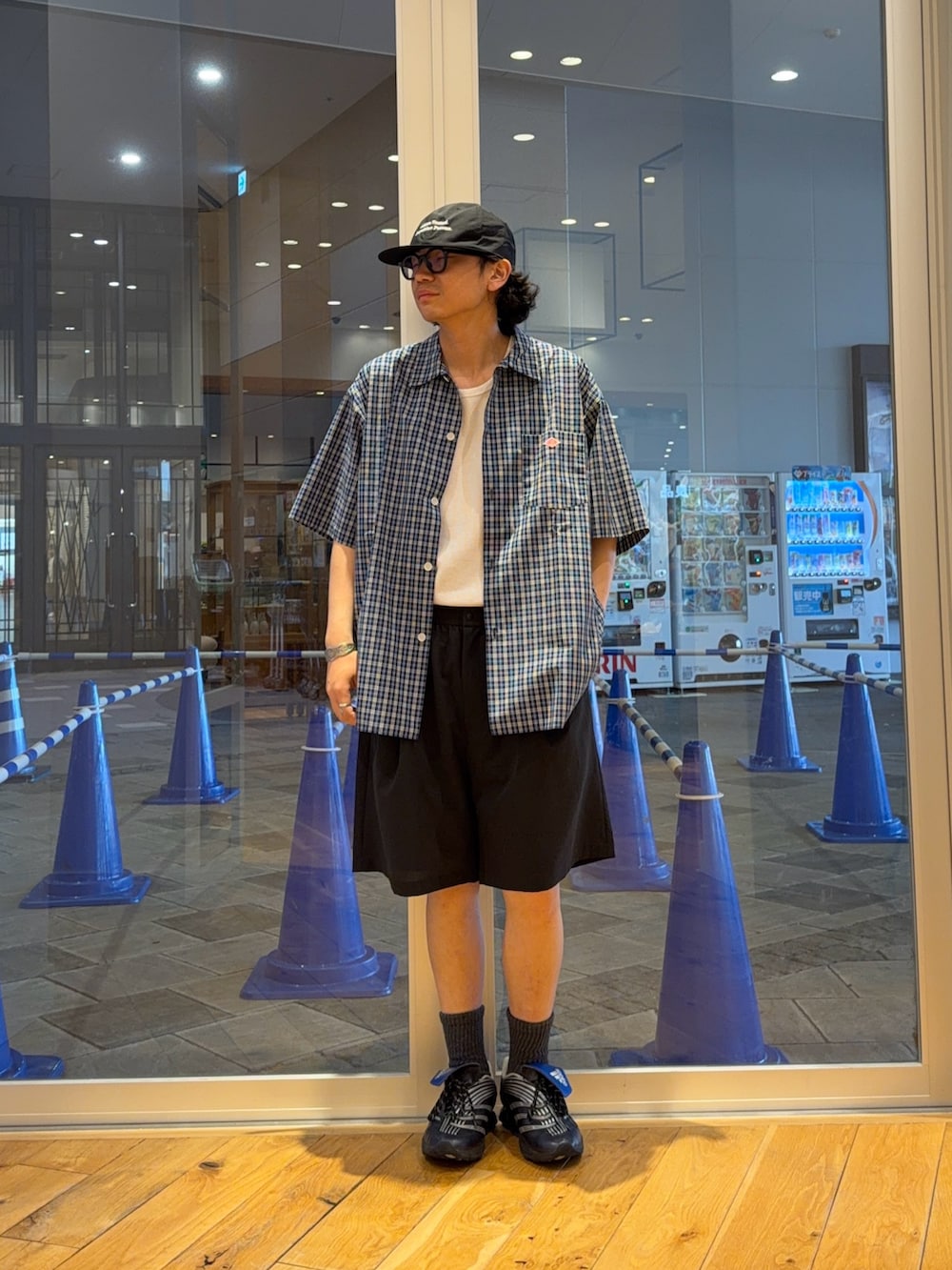 ブルー系のシャツ/ブラウス、ブラック系のその他パンツを着用したメンズの春コーディネートの2枚目の写真