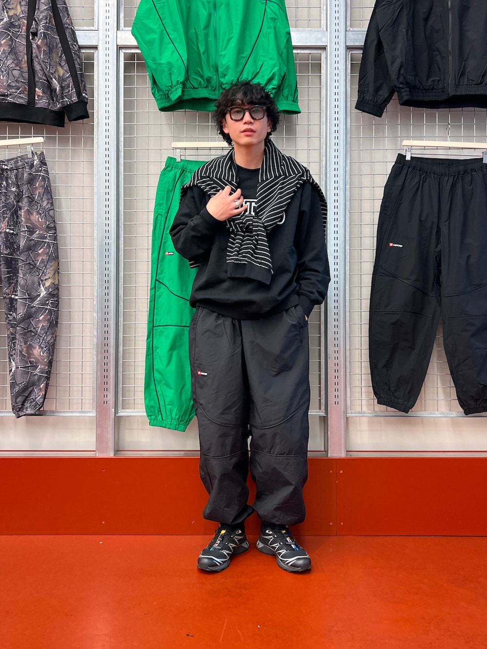 ブラック系のスウェット、ブラック系のその他パンツ、ブラック系のTシャツ/カットソーを着用したメンズの春コーディネートの2枚目の写真