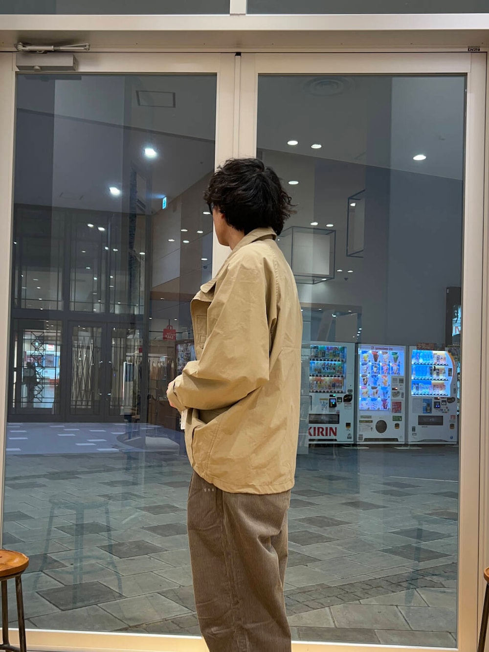 オレンジ系のニット/セーター、ブラウン系のその他パンツ、ベージュ系のブルゾンを着用したメンズの冬コーディネートの3枚目の写真