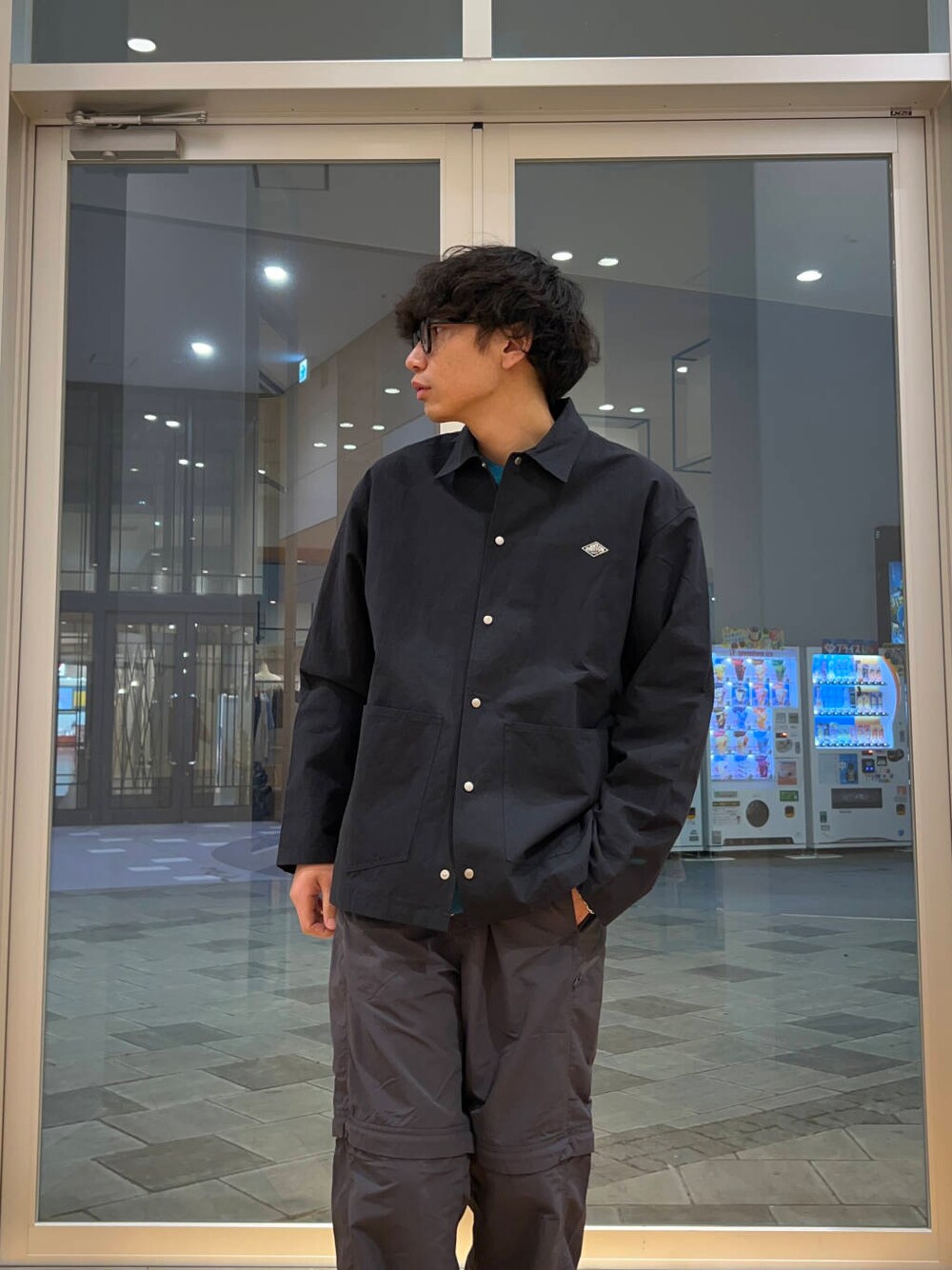 ブルー系のTシャツ/カットソー、グレー系のその他パンツを着用したメンズの春コーディネートの4枚目の写真