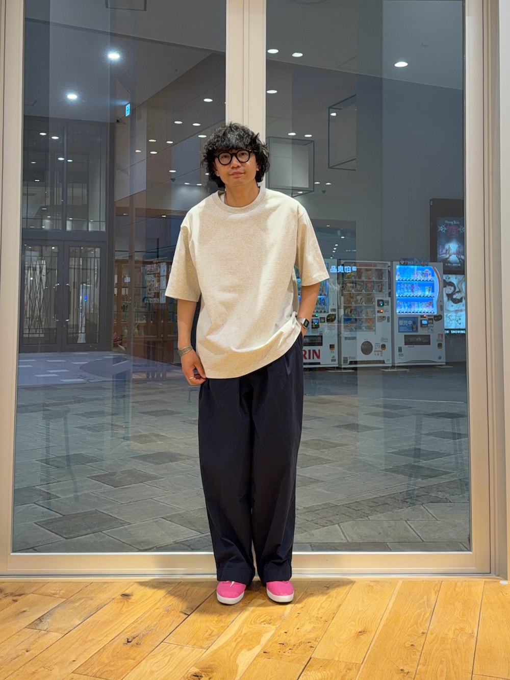 グレー系のTシャツ/カットソー、ブルー系のその他パンツを着用したメンズの春コーディネートの2枚目の写真