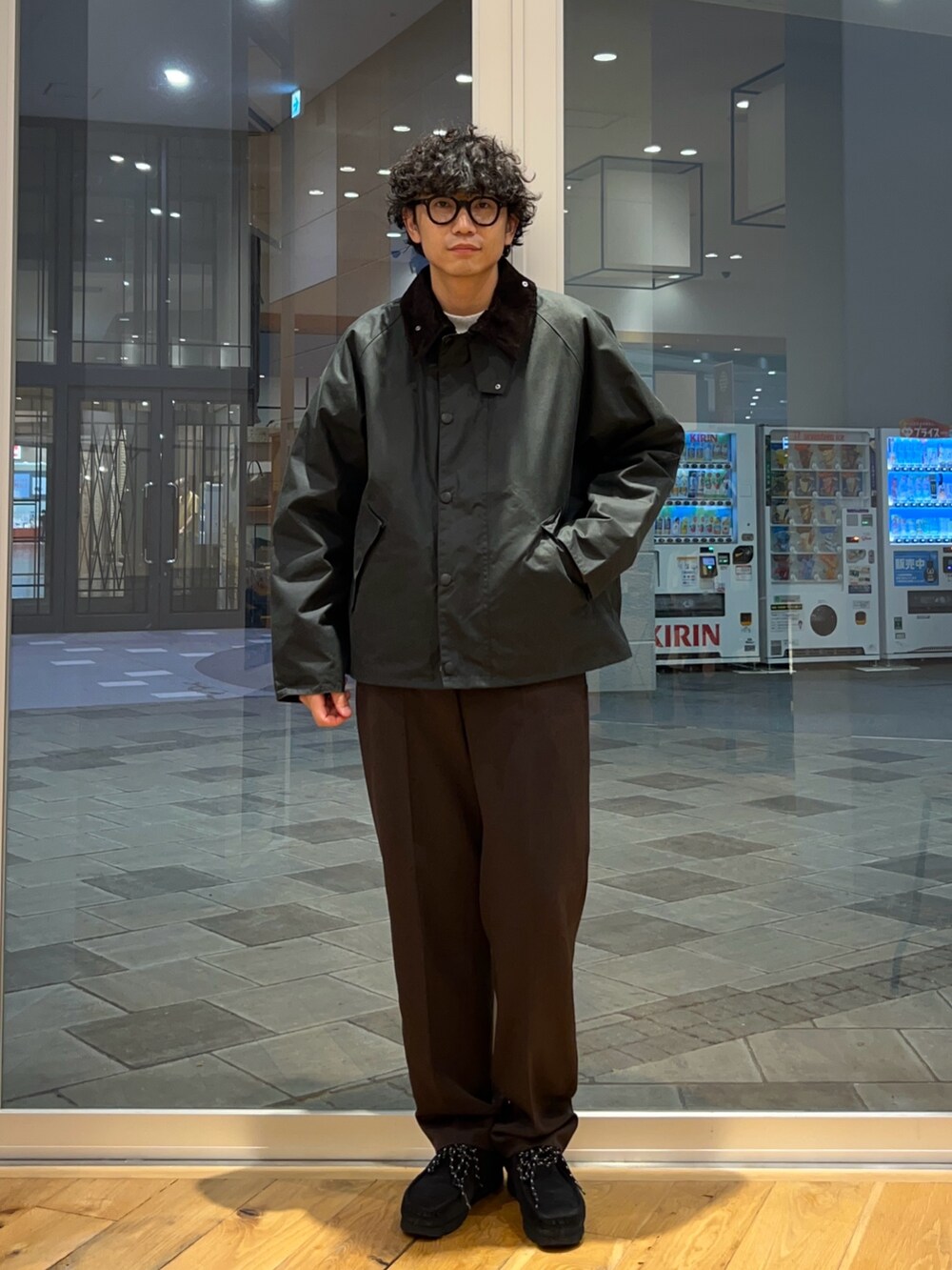 グリーン系のその他アウター、グレー系のニット/セーター、ブラウン系のその他パンツを着用したメンズの秋コーディネートの2枚目の写真