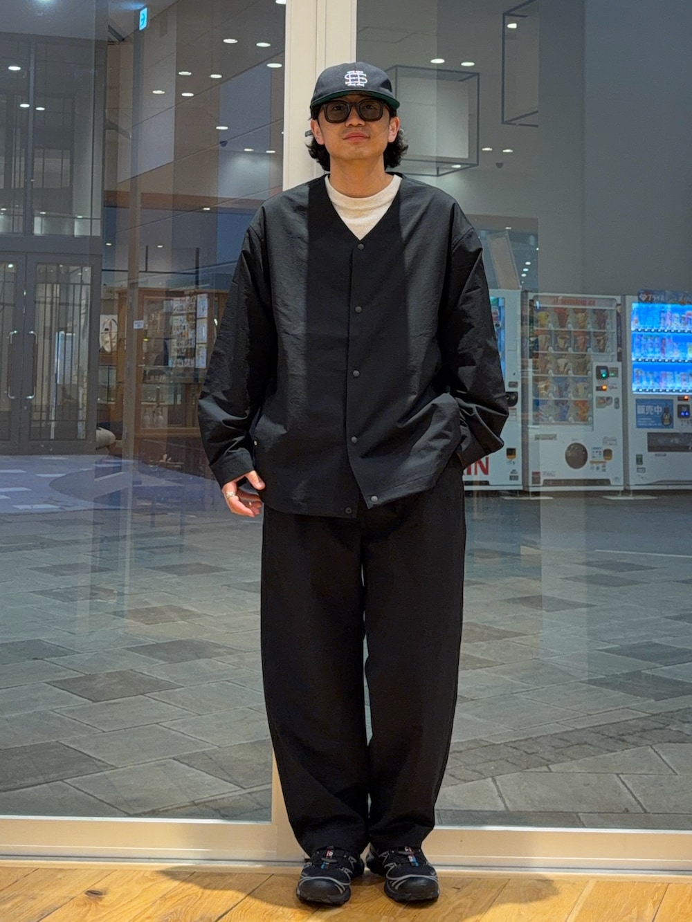 ブラック系のその他パンツ、ブラック系のノーカラージャケットを着用したメンズの春コーディネートの2枚目の写真