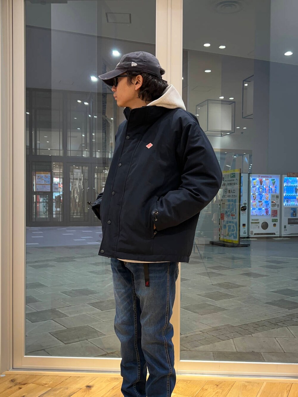 ブルー系のデニムパンツ、グレー系のスウェット、ブルー系のその他アウターを着用したメンズの冬コーディネートの2枚目の写真