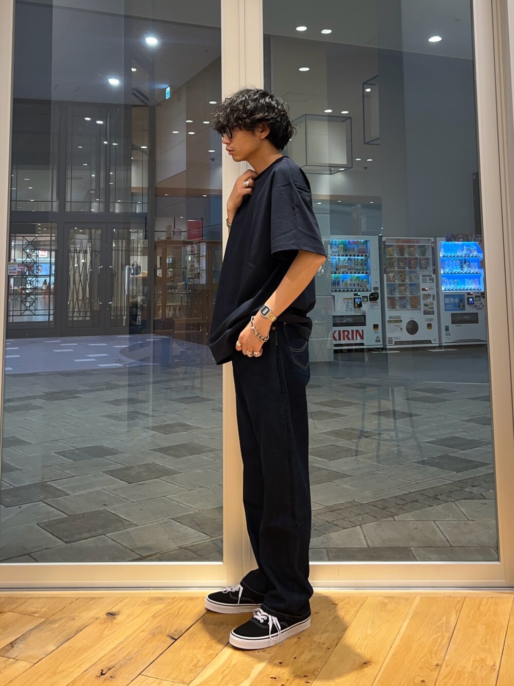 ブルー系のTシャツ/カットソー、ブルー系のデニムパンツを着用したメンズの夏コーディネートの2枚目の写真