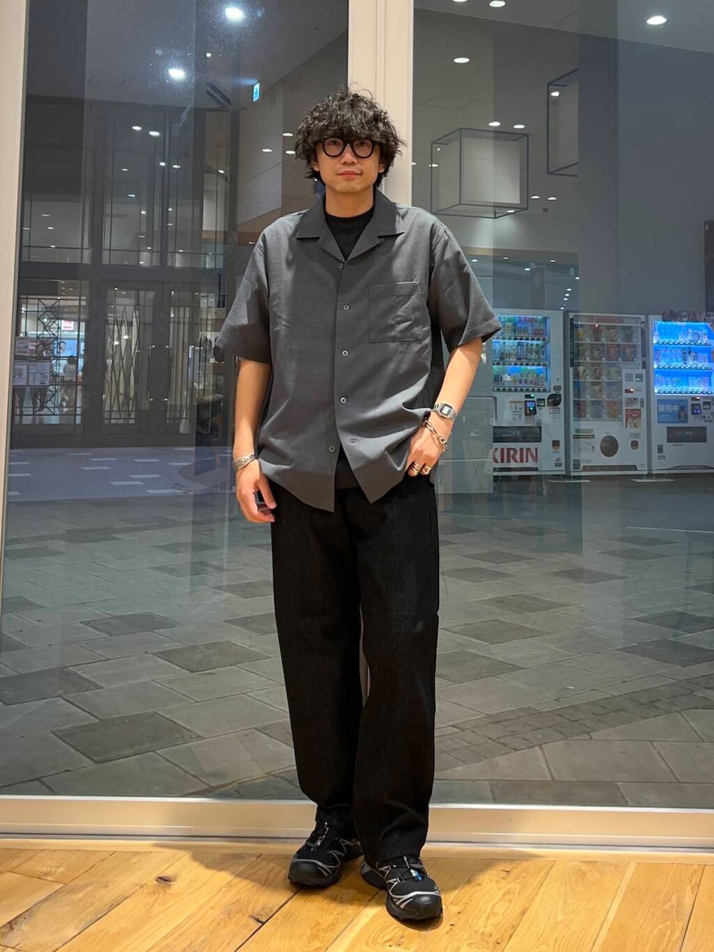 グレー系のシャツ/ブラウス、グレー系のTシャツ/カットソー、ブラック系のデニムパンツを着用したメンズの夏コーディネートの4枚目の写真